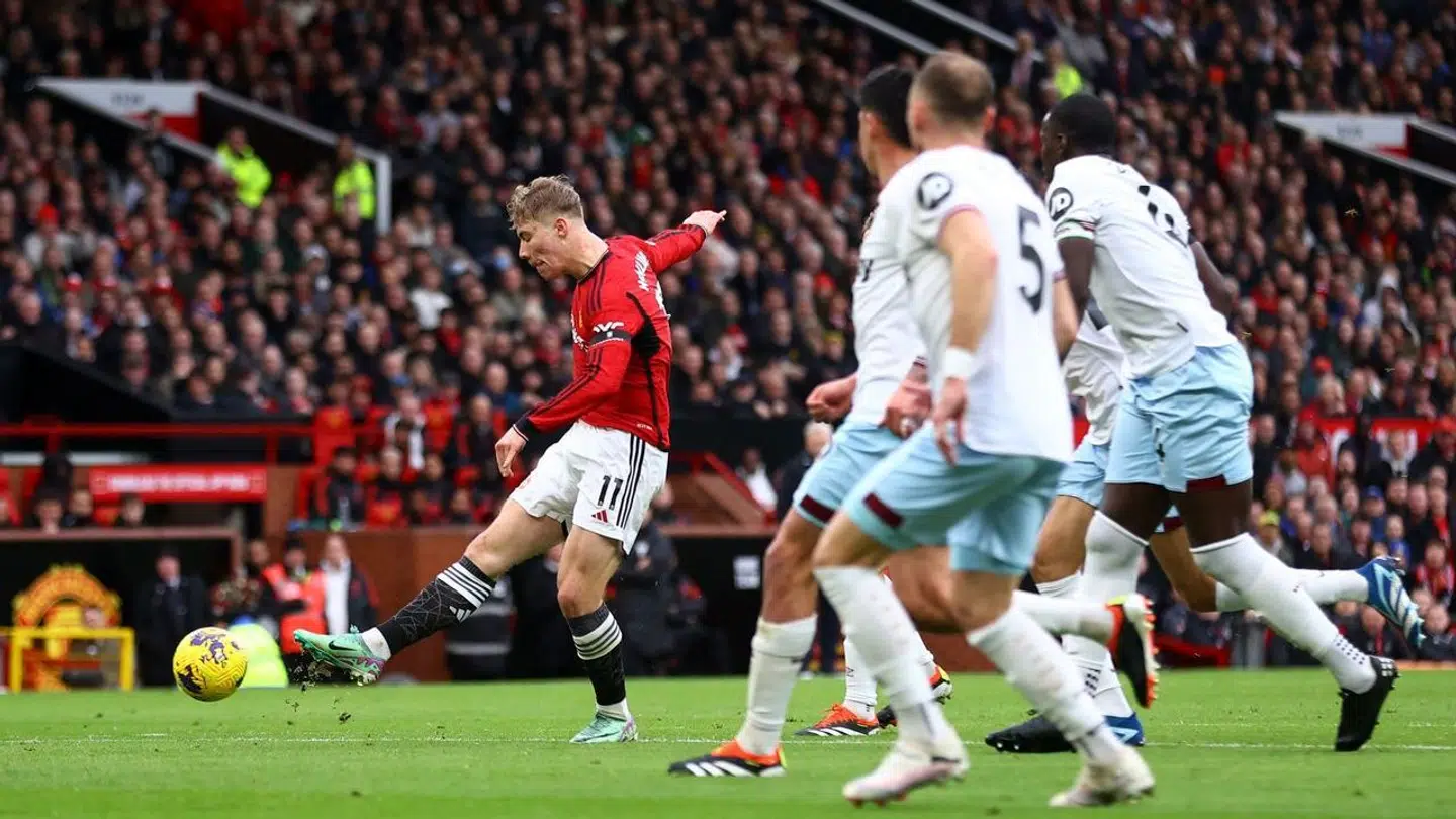 Rasmus Højlund smadrede bolden i mål med det svage højreben efter en flot vending.