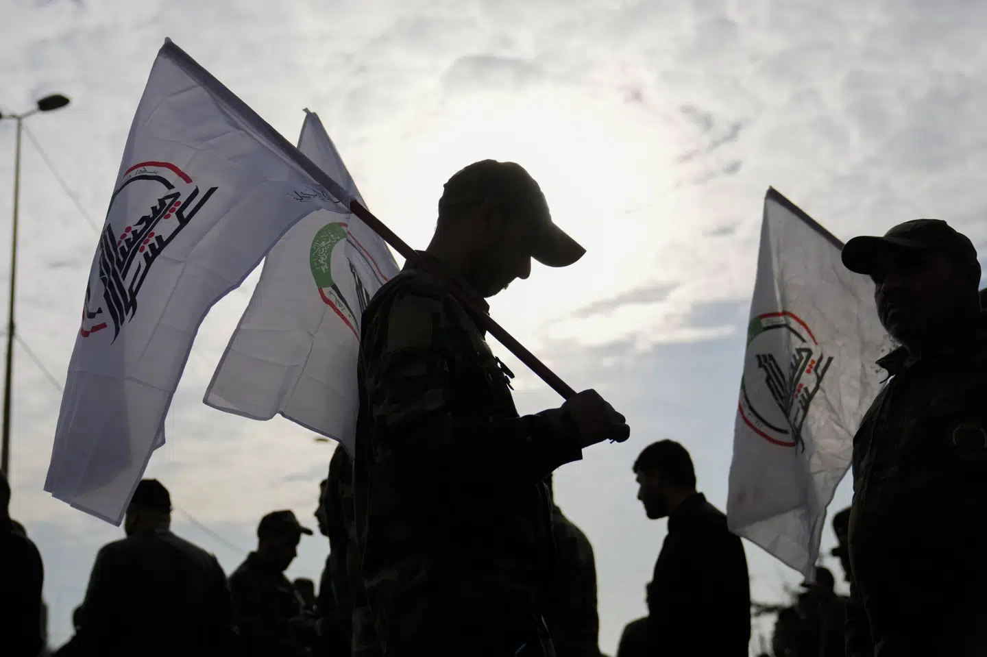 Medlemmer af en shiamuslimsk militant gruppe i Irak begravede søndag nogle af de militsmedlemmer, der var blevet dræbt under fredagens amerikanske angreb mod mål i Irak og nabolandet Syrien. Det var kun første runde, siger amerikansk talsmand.