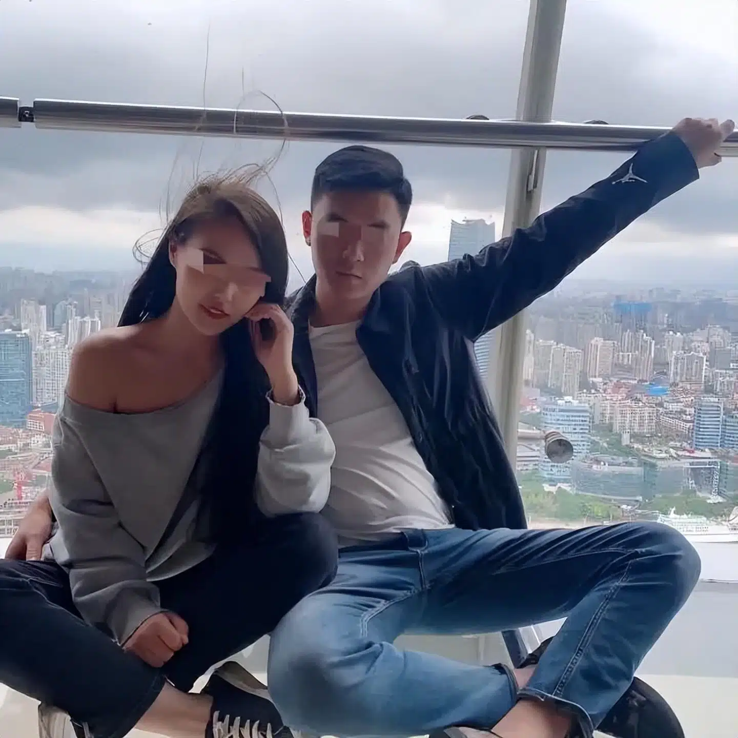 Dette fotografi er blevet bredt delt på sociale medier i Kina. Det viser det nu henrettede par Yu Chengchen (tv.) og Zhang Bo (th.).