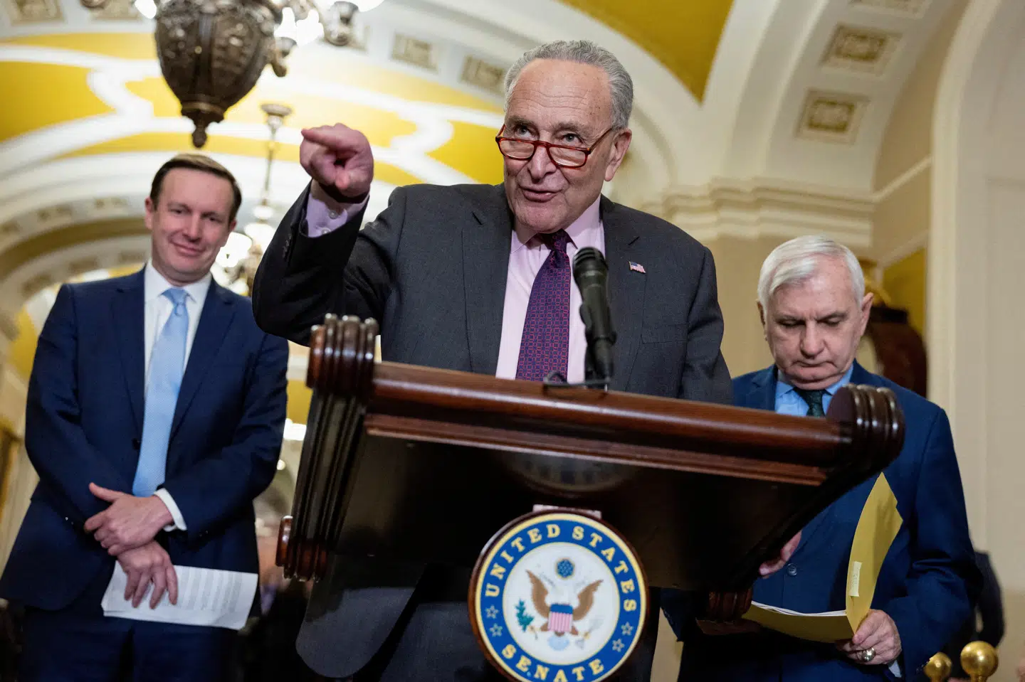 Chuck Schumer, der leder Demokraterne i Senatet, siger, at en indledende afstemning om lovforslag med hjælp til Ukraine og Israel vil finde sted senest onsdag. (Arkivfoto).