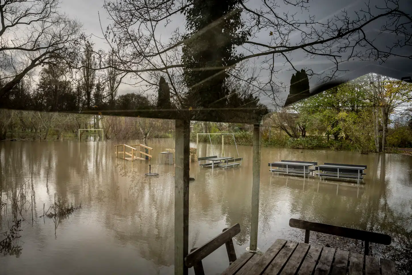 De store mængder vand skaber problemer, og mange steder opfordres folk derfor til at spare på vandet, fordi kloakker og renseanlæg ikke kan aftage mere vand. Arkivfoto