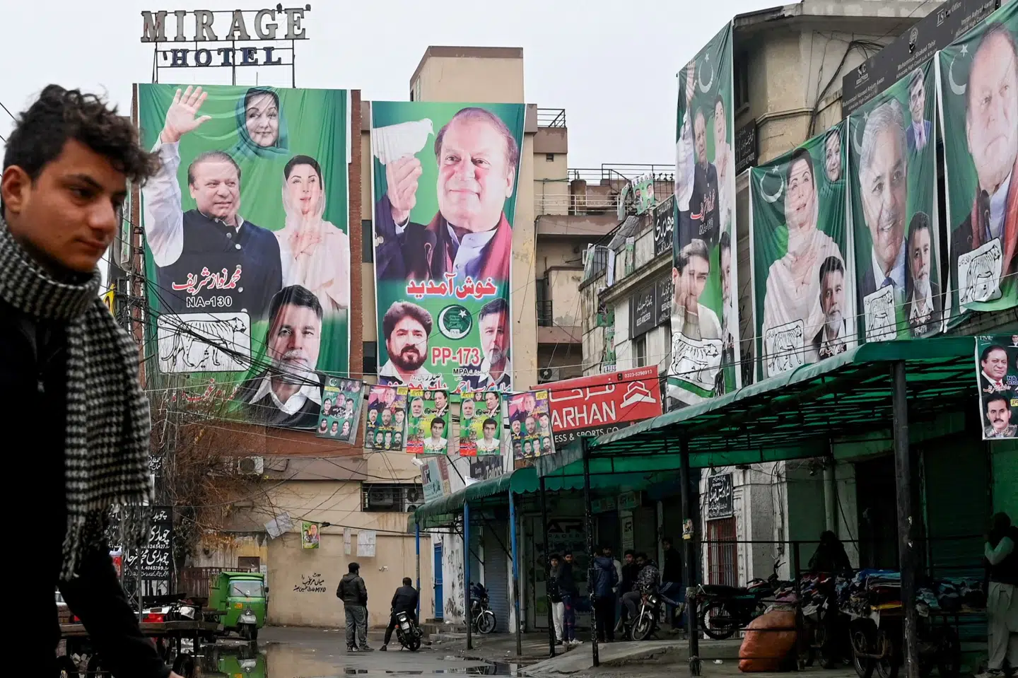 Torsdag skal der være valg i Pakistan. På billede ses valgplakater for Pakistans tidligere premierminister og leder af partiet Pakistans Muslimske Liga (PML) Nawaz Sharif inden valget.