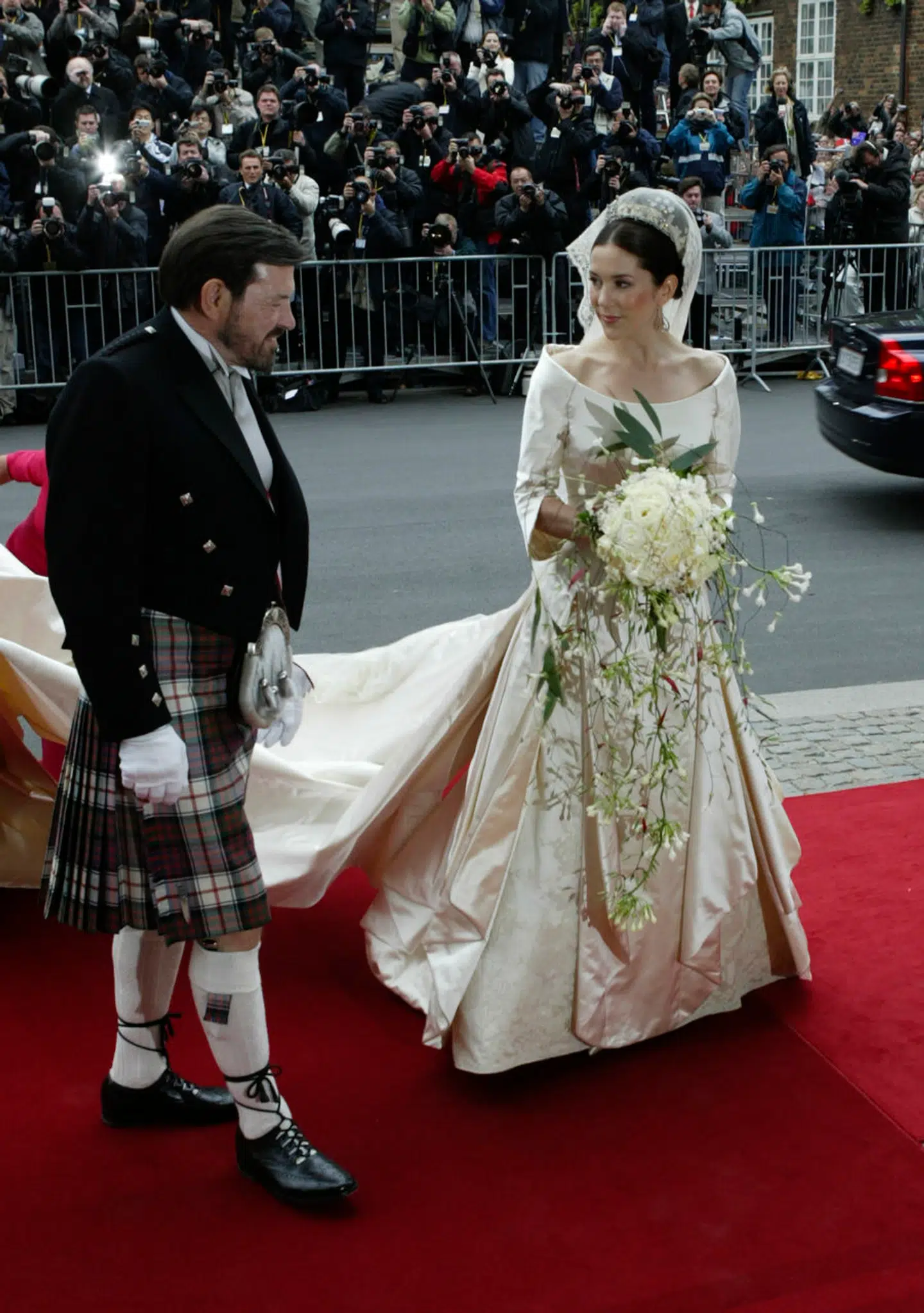 Her ses Mary ankomme til Vor Frue Kirke sammen med sin far, John Donaldson, før brylluppet i 2004.