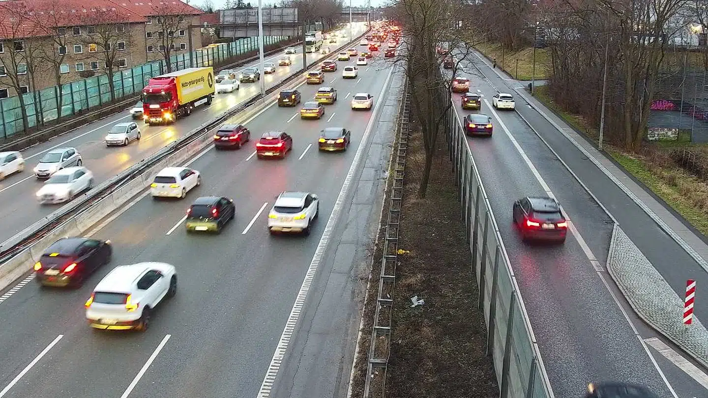 En havareret tankvogn spærrede et spor og medførte kø på Helsingørmotorvejen mandag morgen.