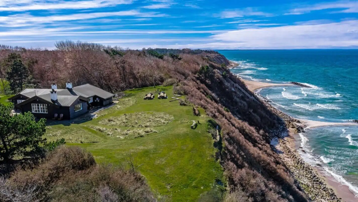Den store grund på fem hektar omfatter både en tennisbane og hestefold. Det er netop grunden, der har fået ejendomsmægler Claus Borg til at sætte prisen så højt.