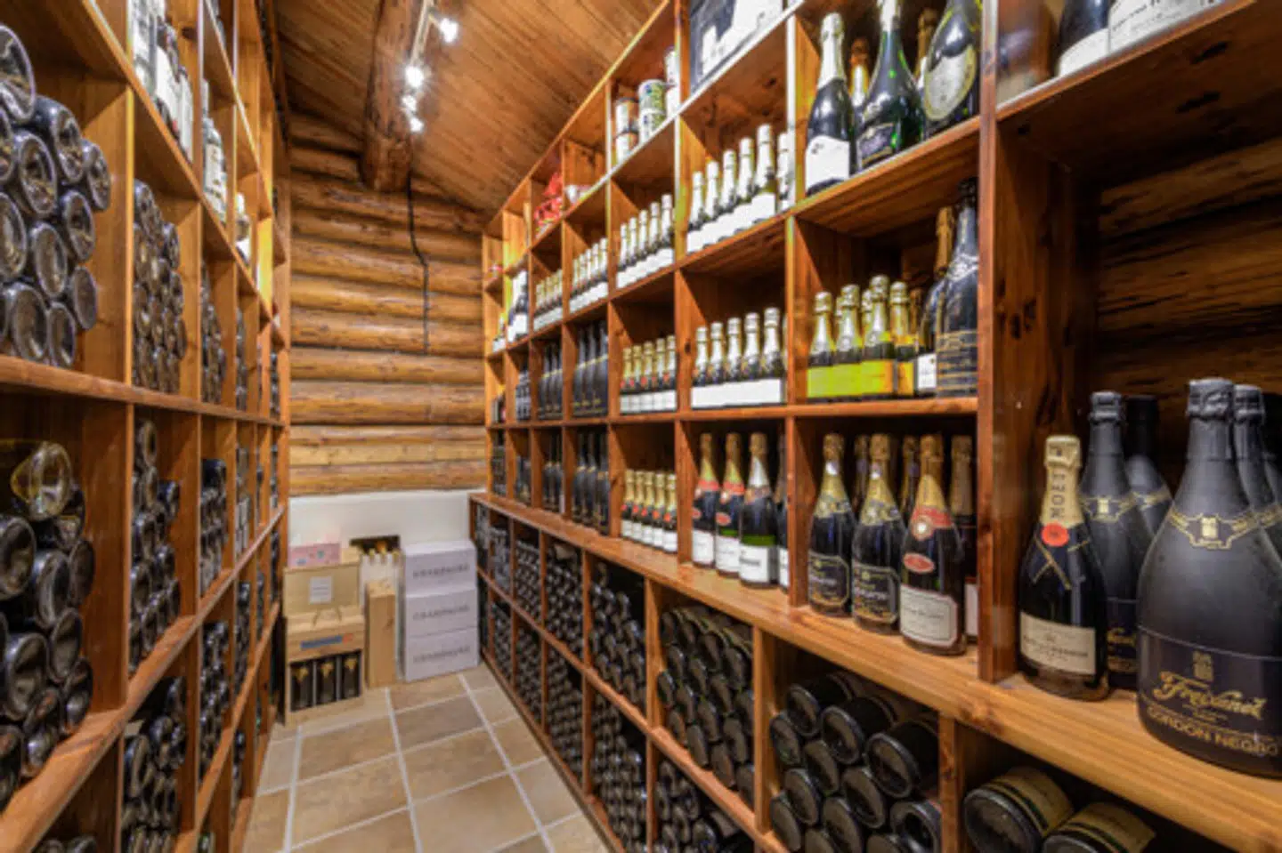 Eventmanden Peter Bindner har indrettet sommerhuset med et vinrum, viser billederne fra salgsopstillingen.