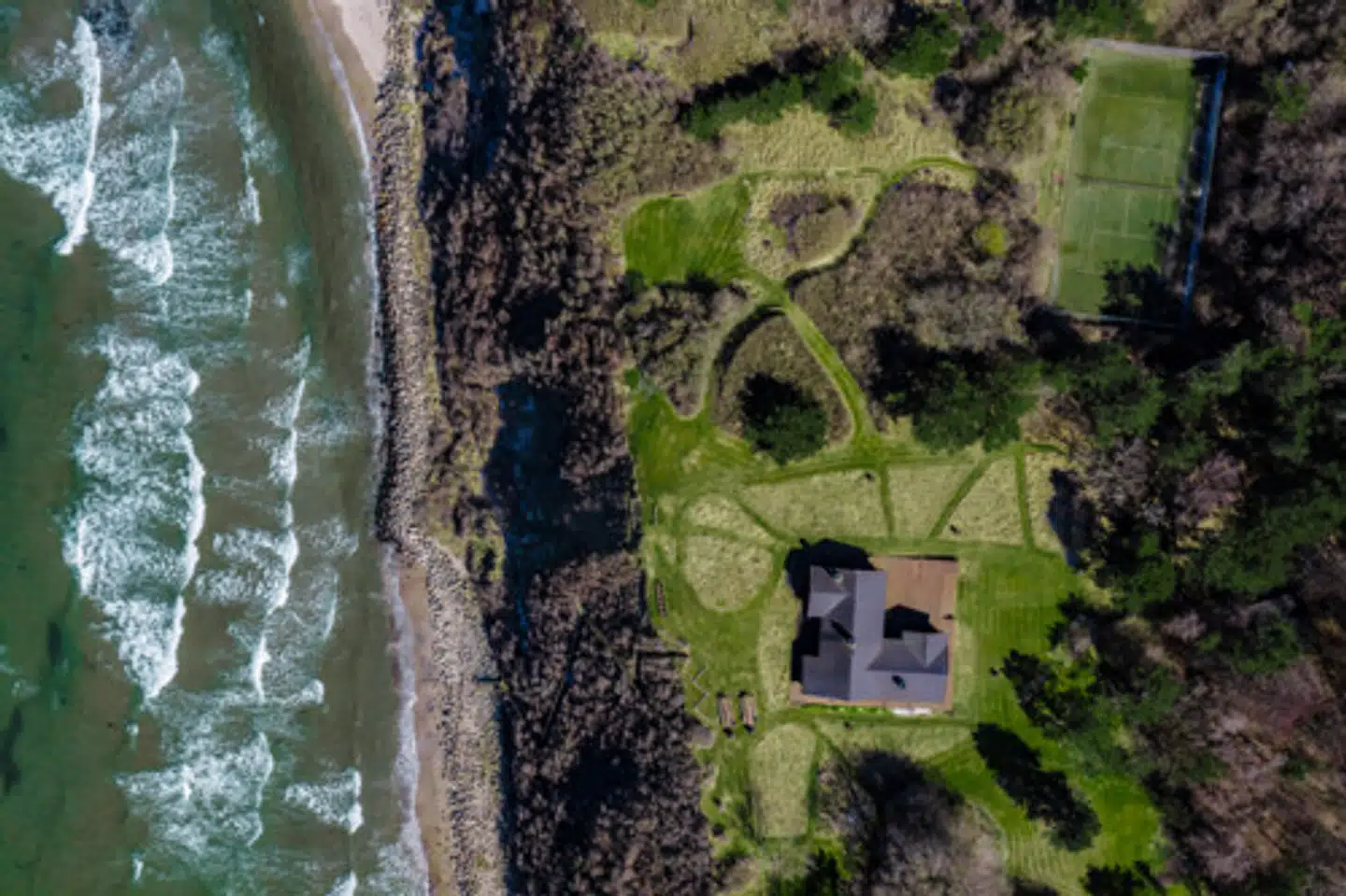 Ejendommens adresse er Hyllingebjergvej 116 i Liseleje.