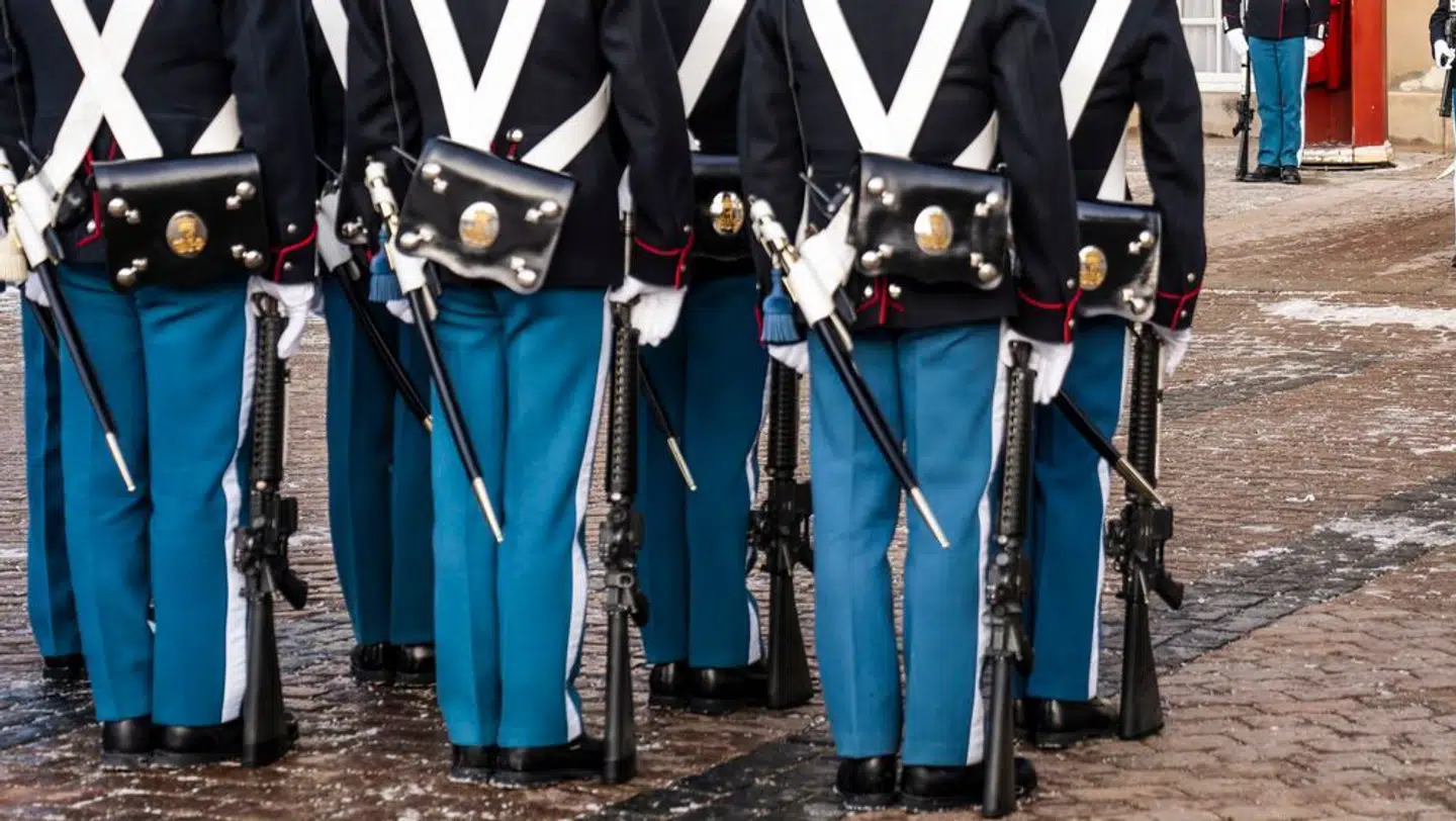 En 42-årig seniorsergent er tiltalt for i alt ti forhold. Han nægter sig skyldig i dem alle.