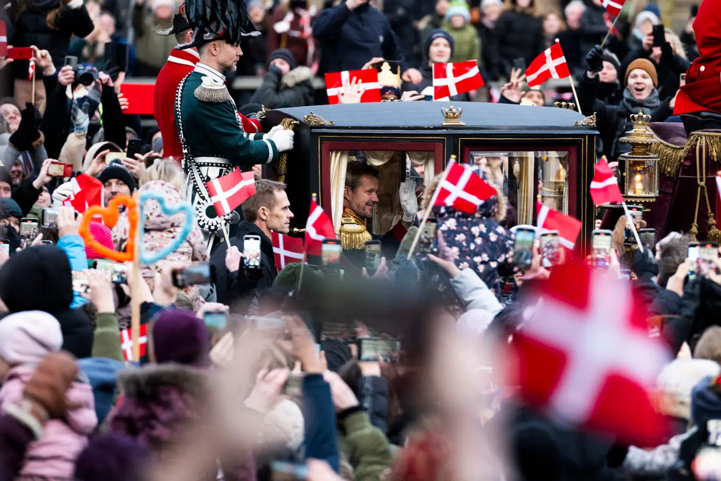 Danskerne ville meget gerne fejre det nye kongepar ved tronskiftet. Men dronning Mary fejrer sin fødselsdag privat og vil formentligt ikke vise sig for offentligheden i den anledning.