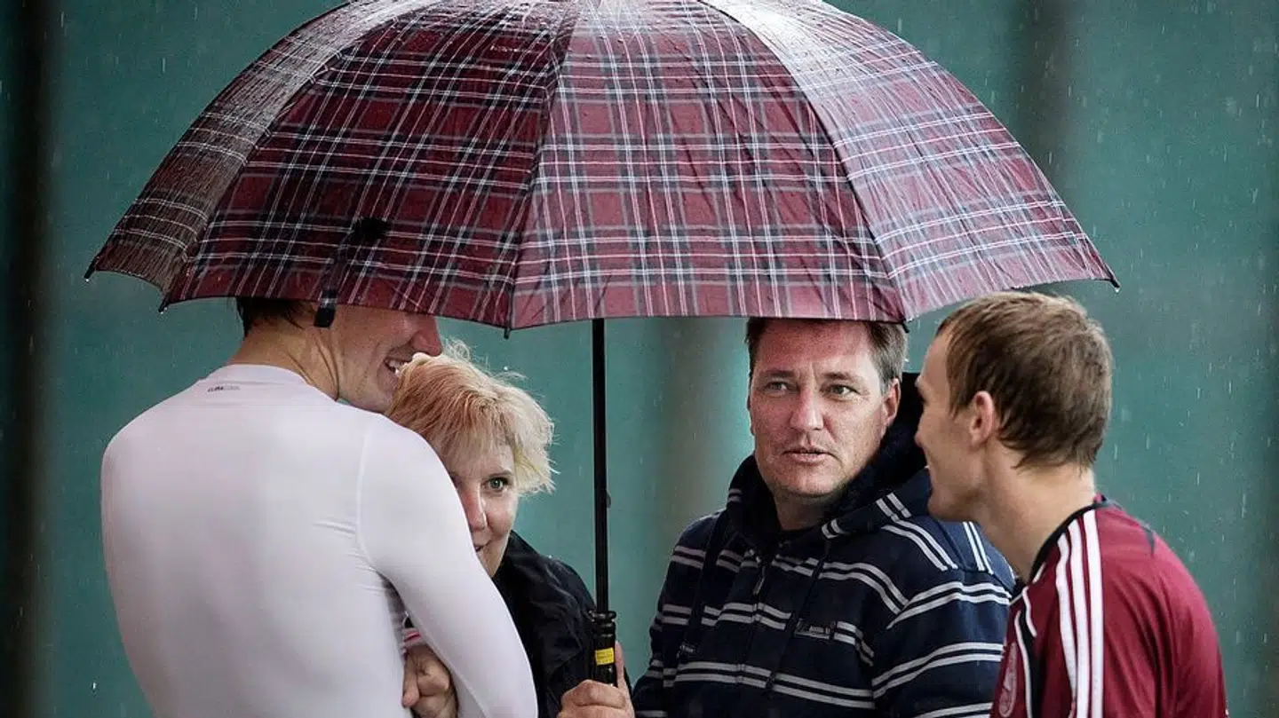 Nicklas Bendtner i snak med forældrene og Thomas Kahlenberg.