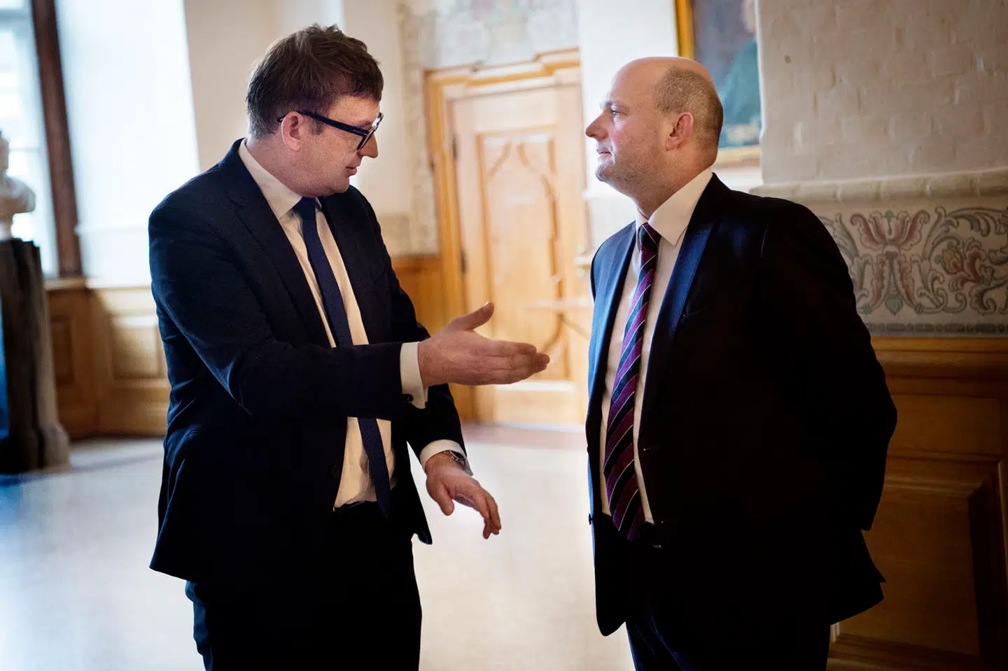 Venstre har givet magt til bønderne, og De Konservative kan se et styrket monarki, derfor kan de to partier godt lukke og slukke, mener Ole Borg.