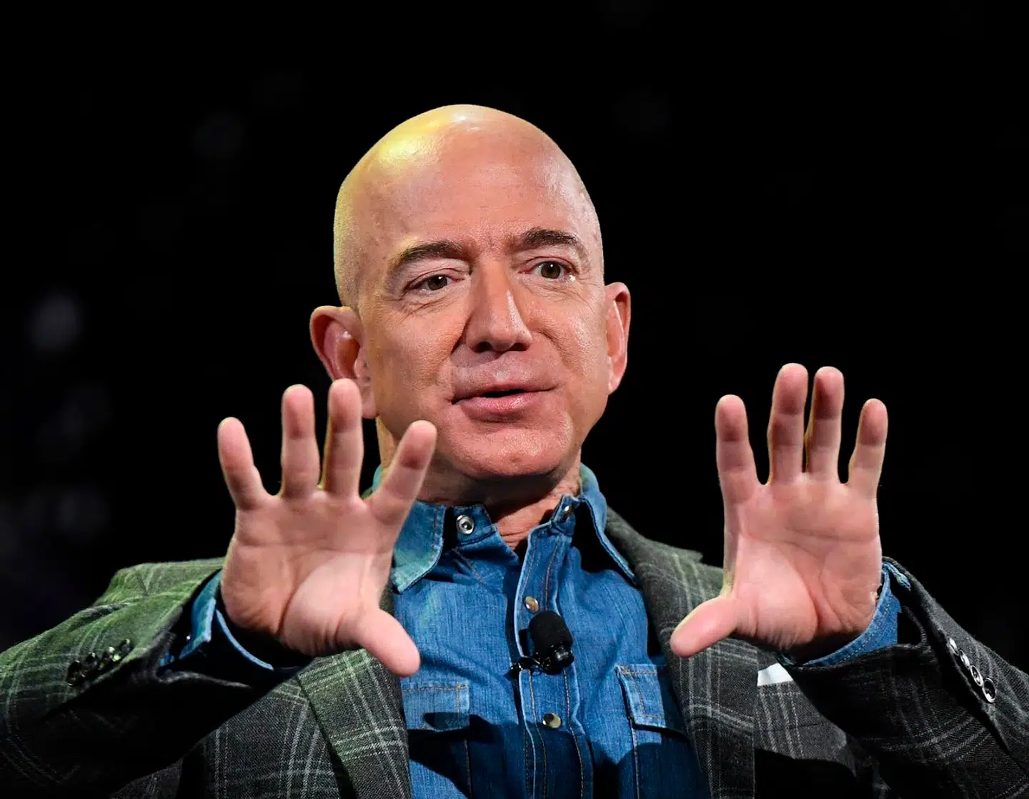 I sommeren 2021 trak Jeff Bezos sig tilbage som topchef for sit livsværk, internetgiganten Amazon. Han sidder dog stadig for bordenden som bestyrelsesformand og ejer også fortsat en god bid af koncernen.