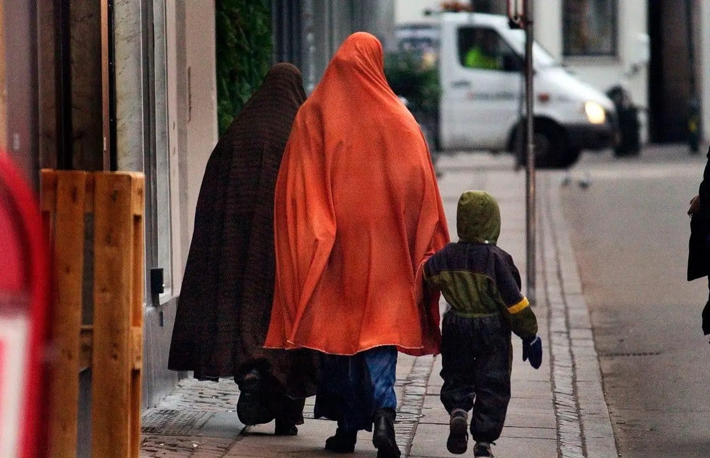 Etniske minoritetskvinders vej til arbejdsmarkedet er en af de vigtigste dele af ligestillingskampen her i Danmark, skriver Marie Bjerre og Jens-Kristian Lütken.