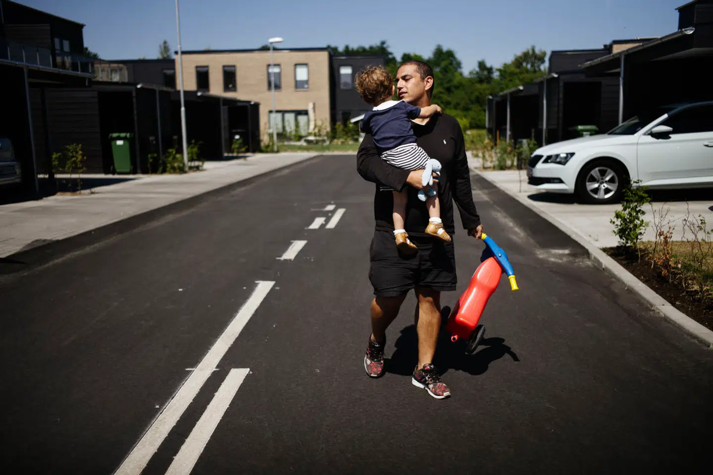 »Vi skal kort sagt være nærværende, lyttende og vise vores mindste, at vi også kan give noget af det samme nærvær, som mor gør,« skriver Ali Aminali.