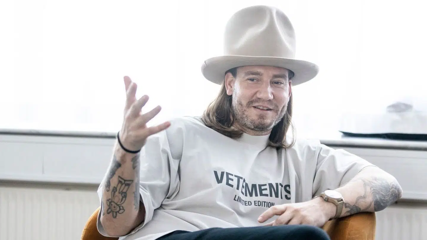 Bendtner har altid været en hatte-mand, fortæller han.