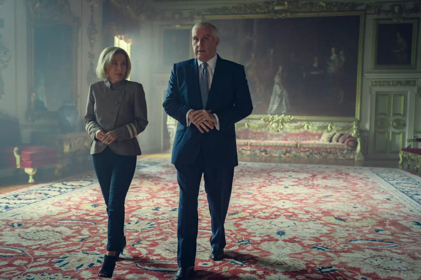 Gillian Anderson og Rufus Sewell i deres respektive roller i en minutiøst genskabt udgave af Buckingham Palace, hvor interviewet foregik.
