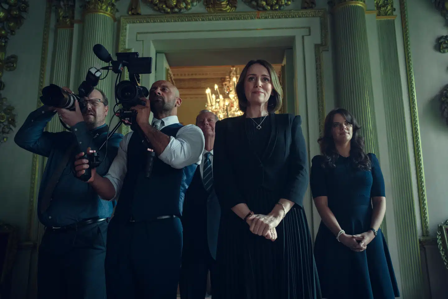 Keeley Hawes i rollen som Amanda Thirsk, prins Andrews privatsekretær.