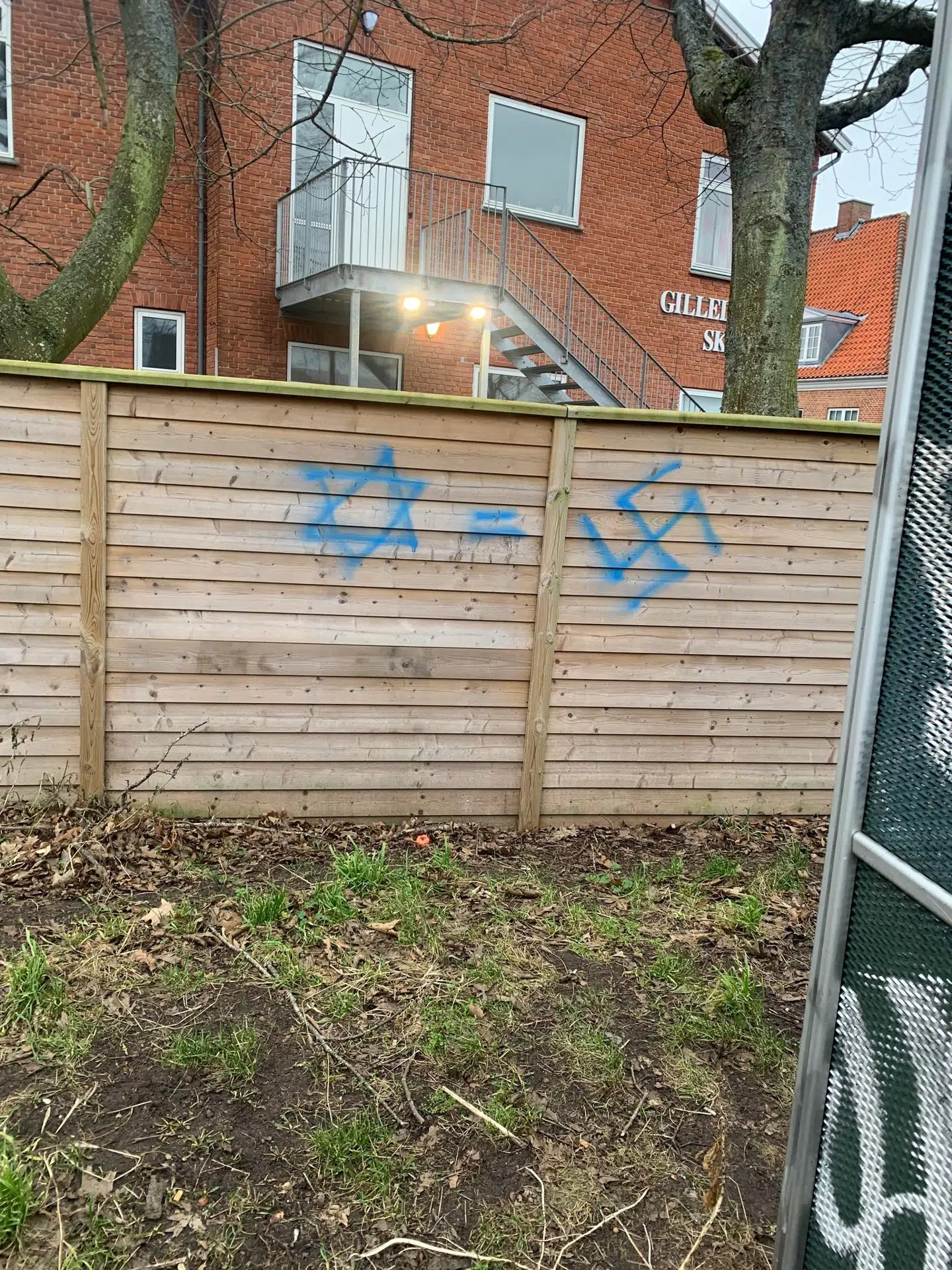 En kvinde, som Berlingske har været i kontakt med, blev i Gilleleje søndag mødt af synet af et hagekors, som hun tog billeder af og indberettede til kommunen.