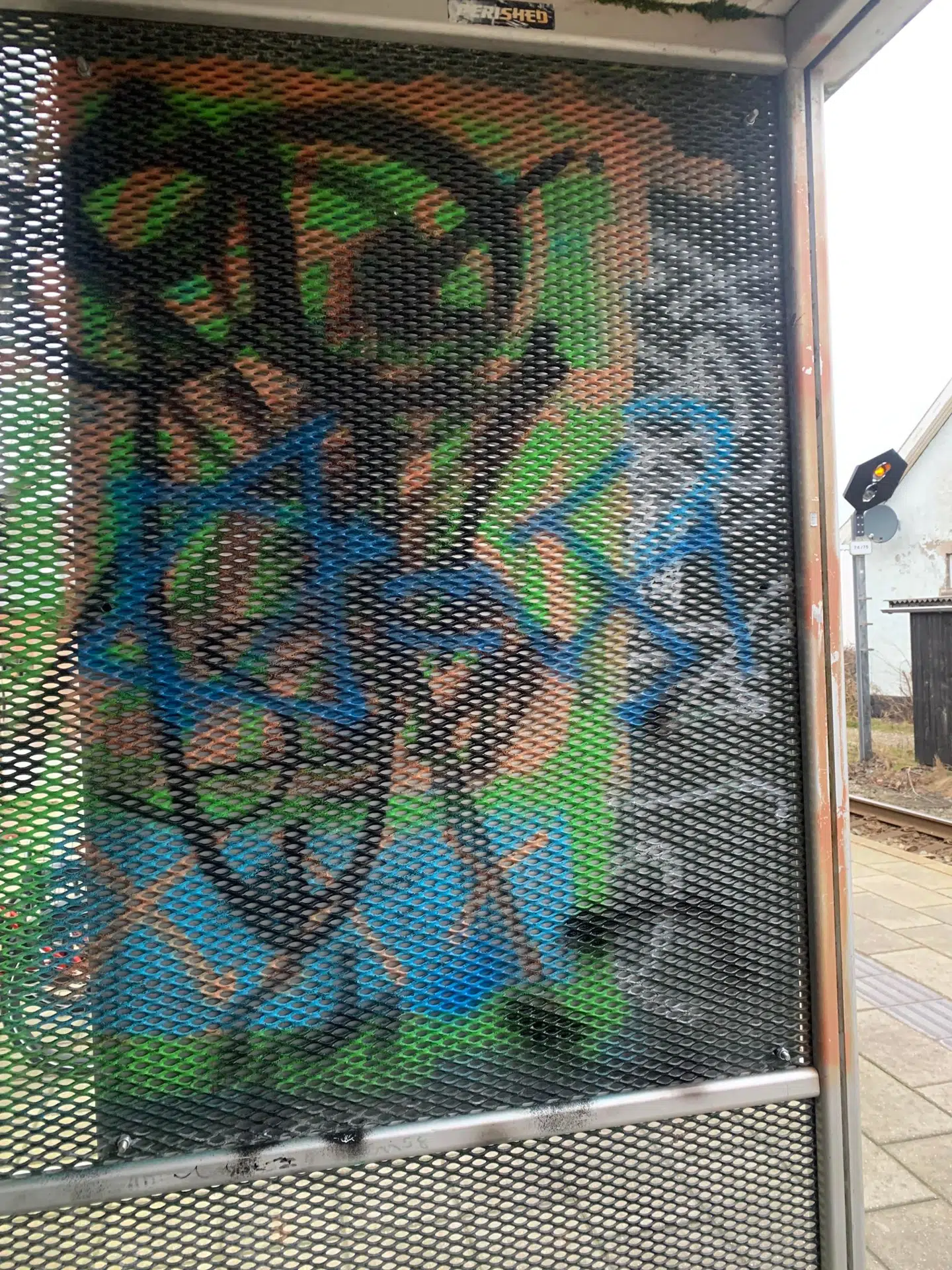 Blåt hagekors og blå davidsstjerne på Gilleleje Øst Station.