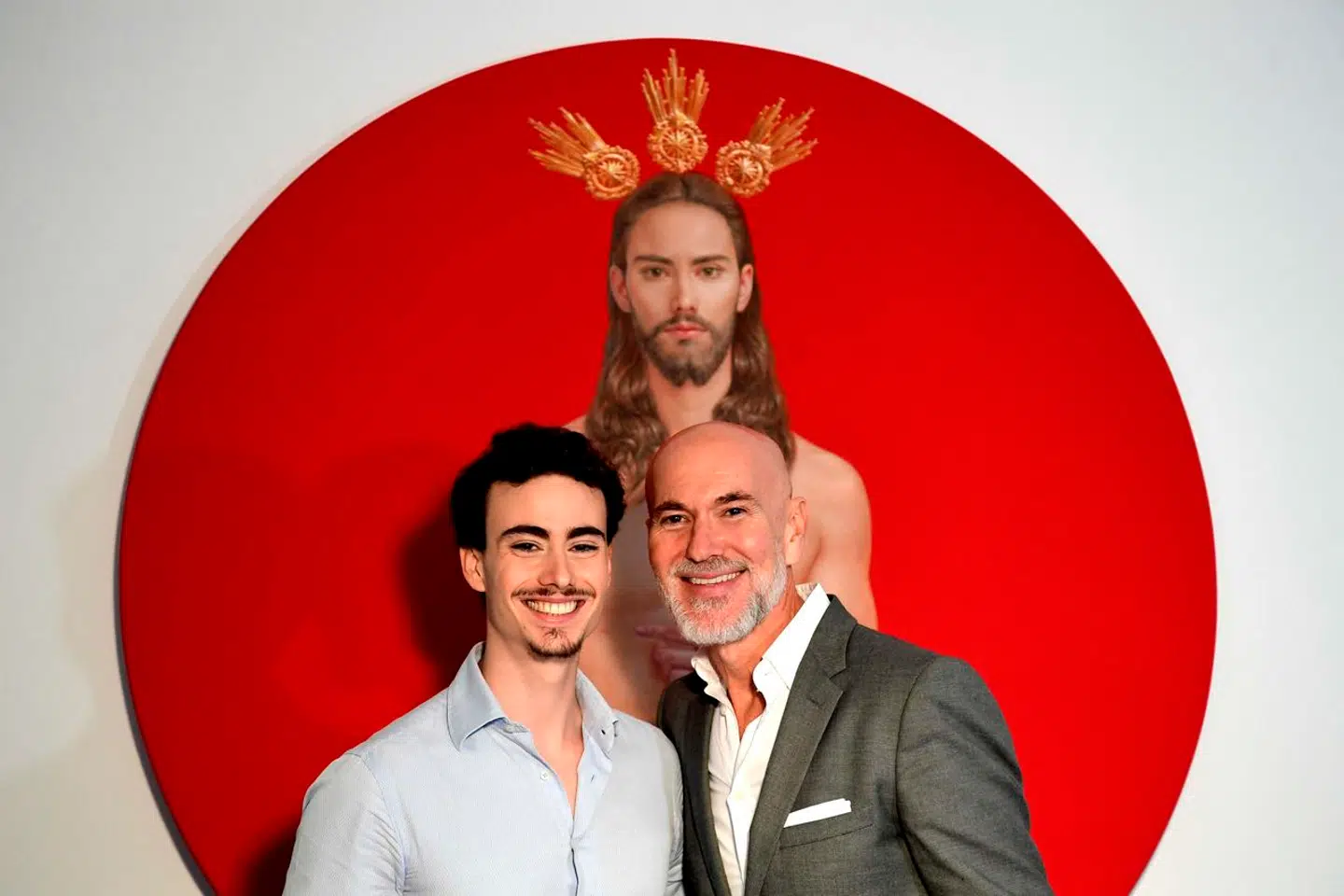 Den spanske kunstner Salustiano Garcia poserer med sin søn, Horacio, der stod model for kunstnerens maleri af Jesus, et maleri der er blevet brugt som plakatmotiv for Sevillas påskefest. Maleriet er blevet genstand for en religiøs debat om Jesu udseende.