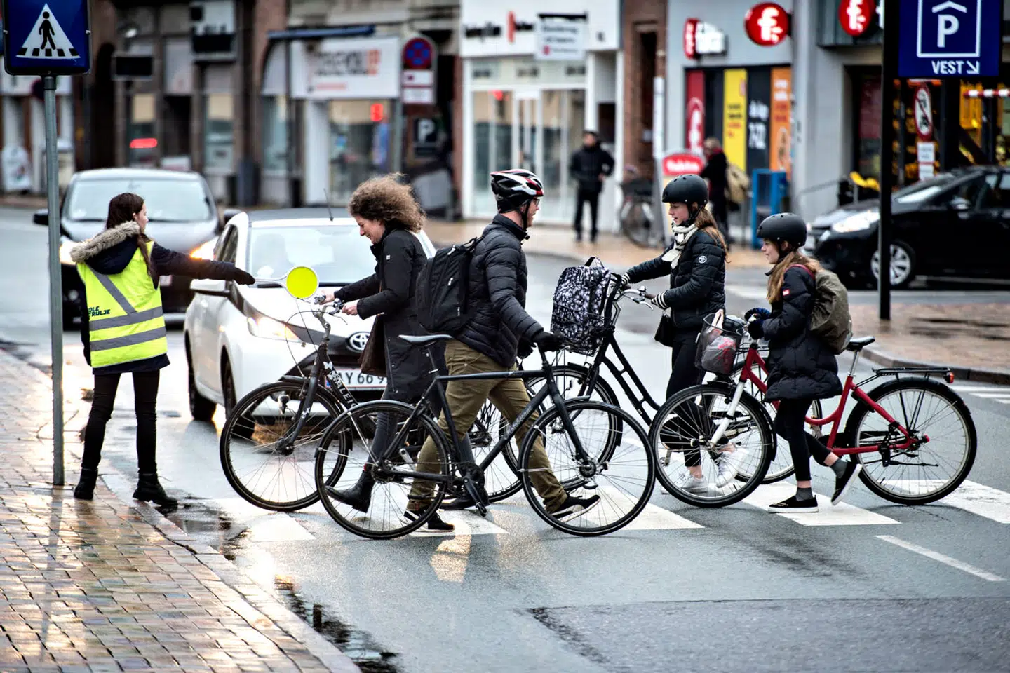 Trafikken har en tendens til at få os op i det røde felt. Det mærker landets skolepatruljer også, når eksempelvis bilister dytter eller andre råber ad dem. Dette foto er taget i en anden sammenhæng.