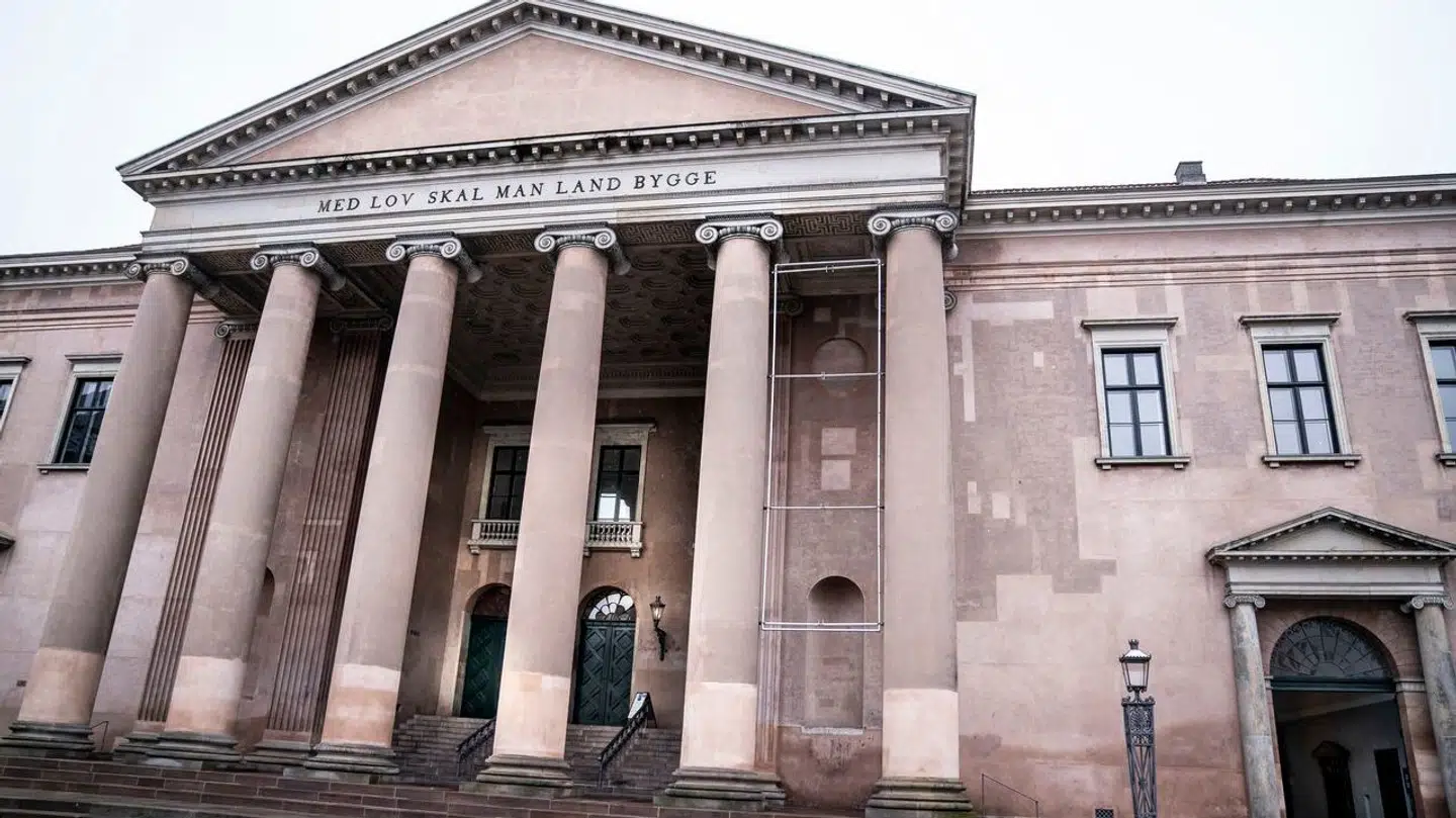 Den 31-årige restaurantchef blev idømt fire og et halvt års fængsel og udvist for bestandig af Danmark.