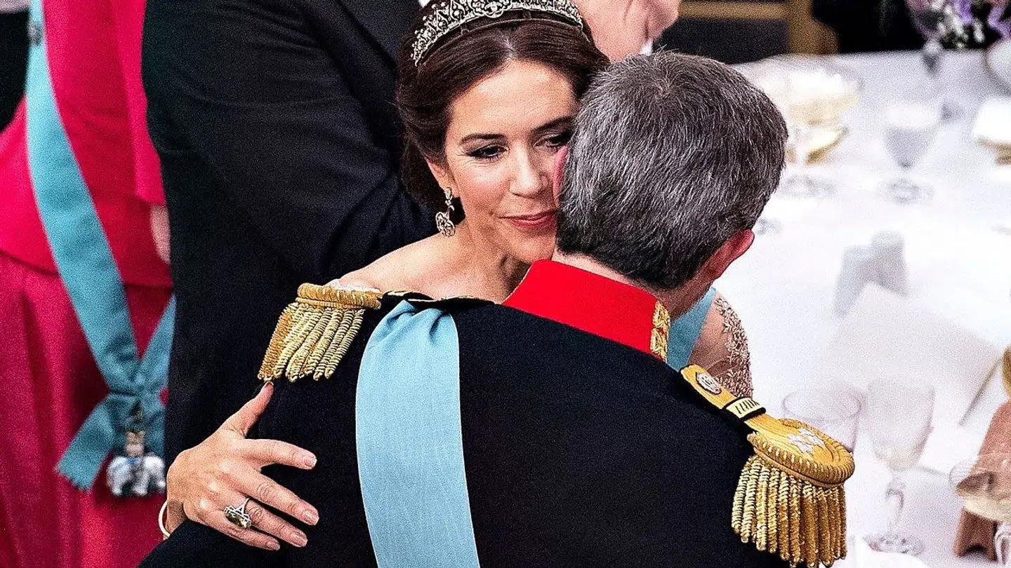 Mary og Frederik til gallataffel på Christiansborg Slot i anledning af kronprinsens 50 års fødselsdag.