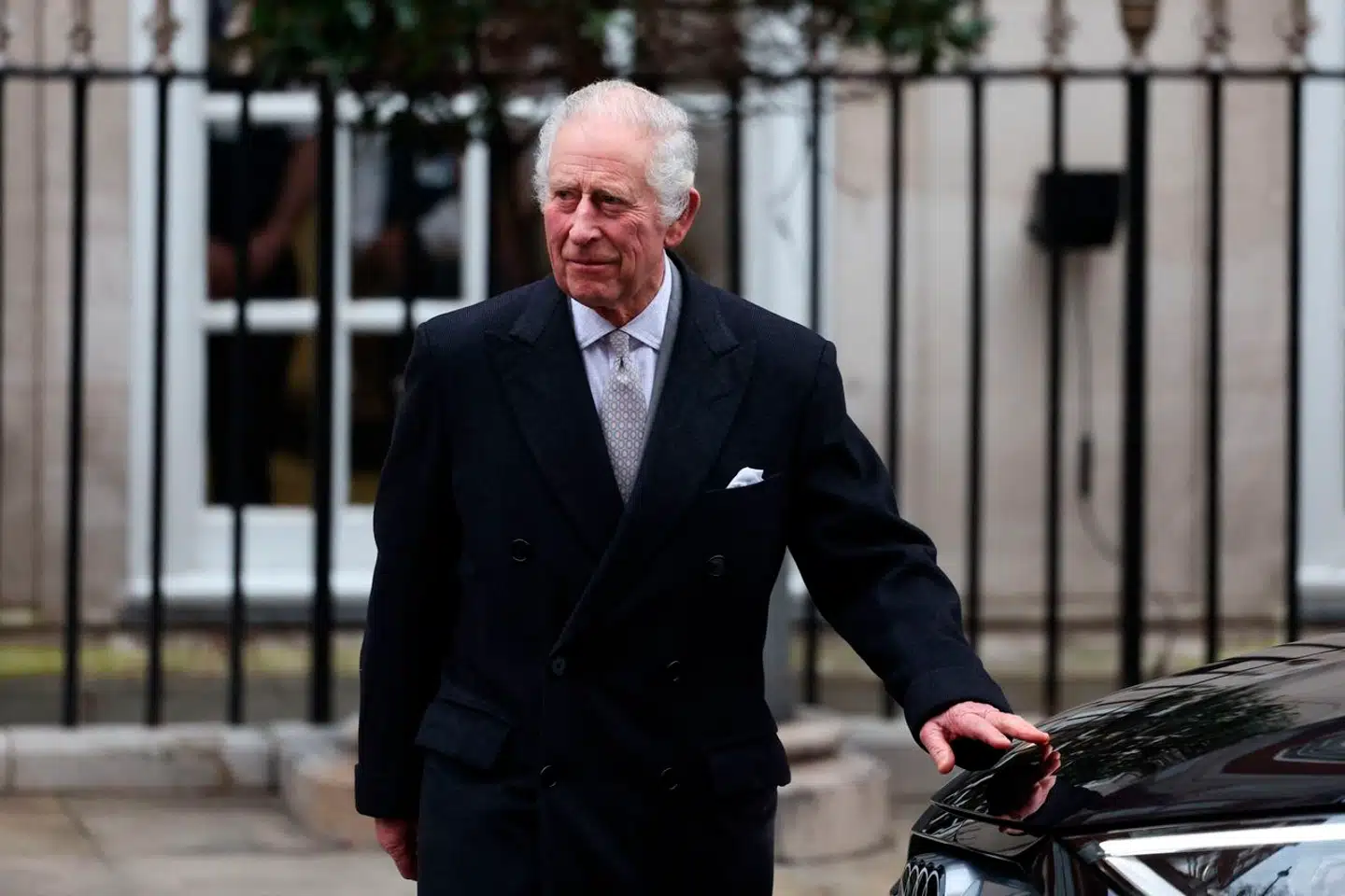 Kong Charles fotograferet, da han for en uge siden forlod det hospital i London, hvor han var indlagt for at få foretaget en prostataoperation.
