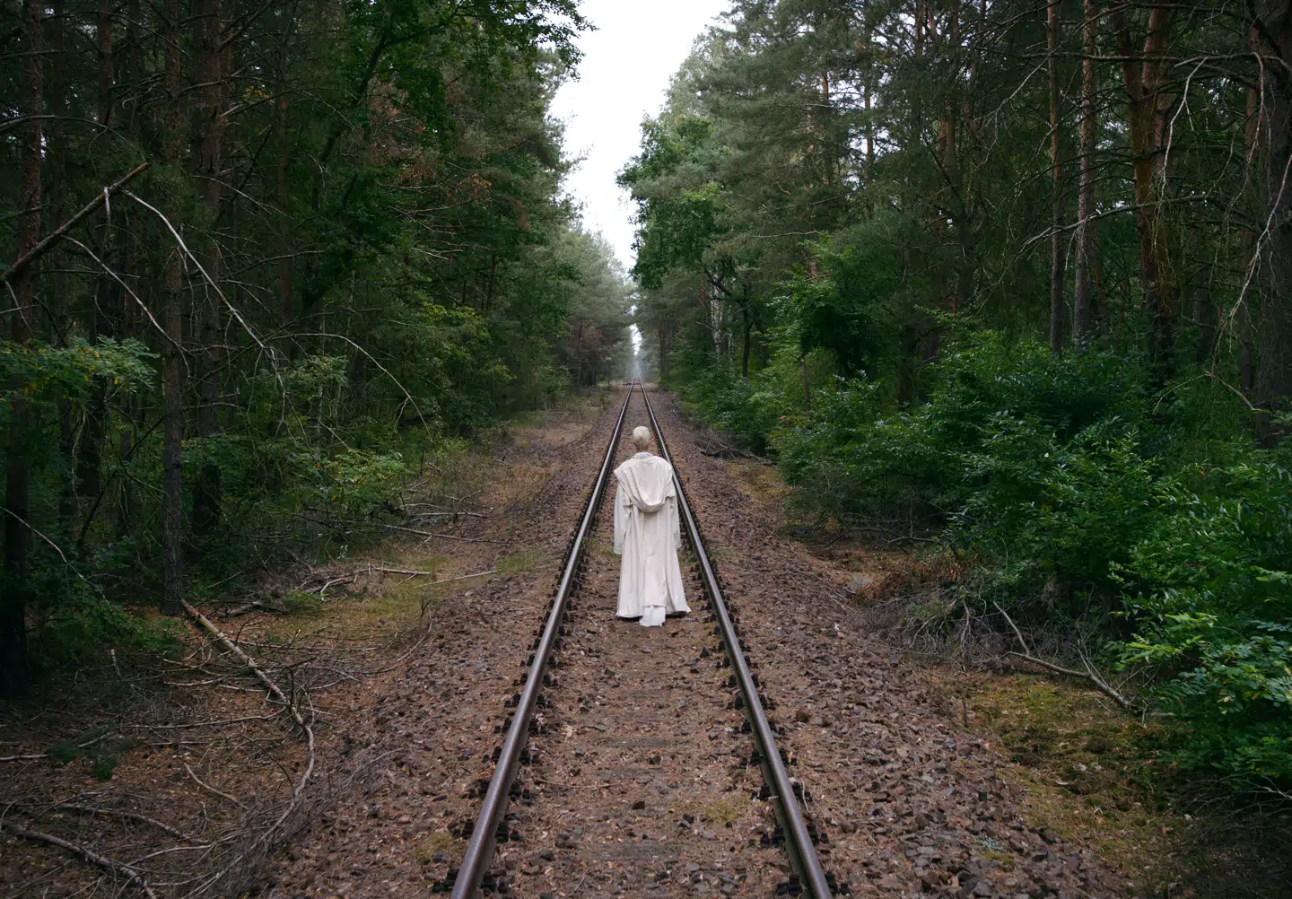 Malka Germania går også på skinnerne gennem skoven på sin vej til Berlin.