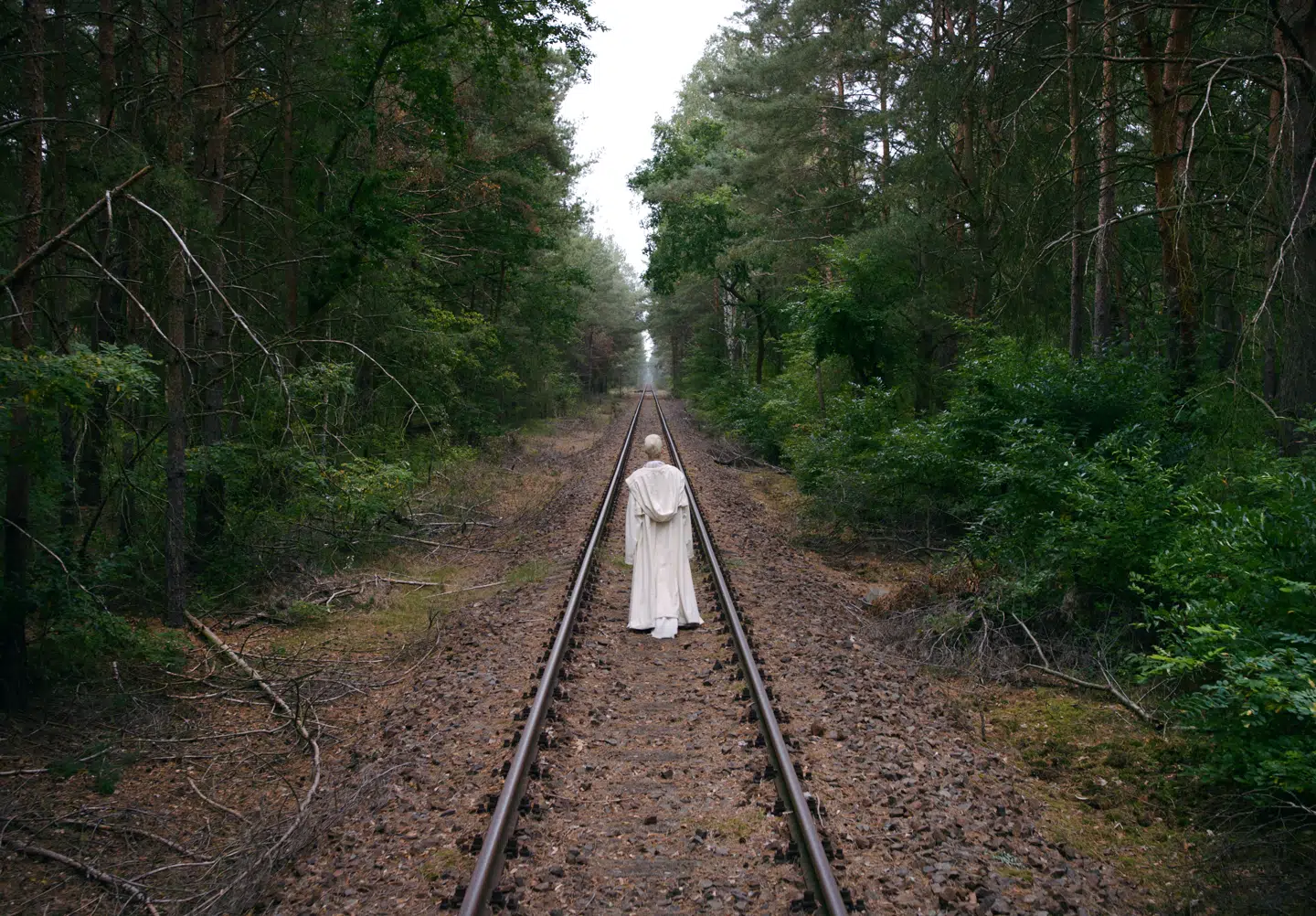 Malka Germania går også på skinnerne gennem skoven på sin vej til Berlin.