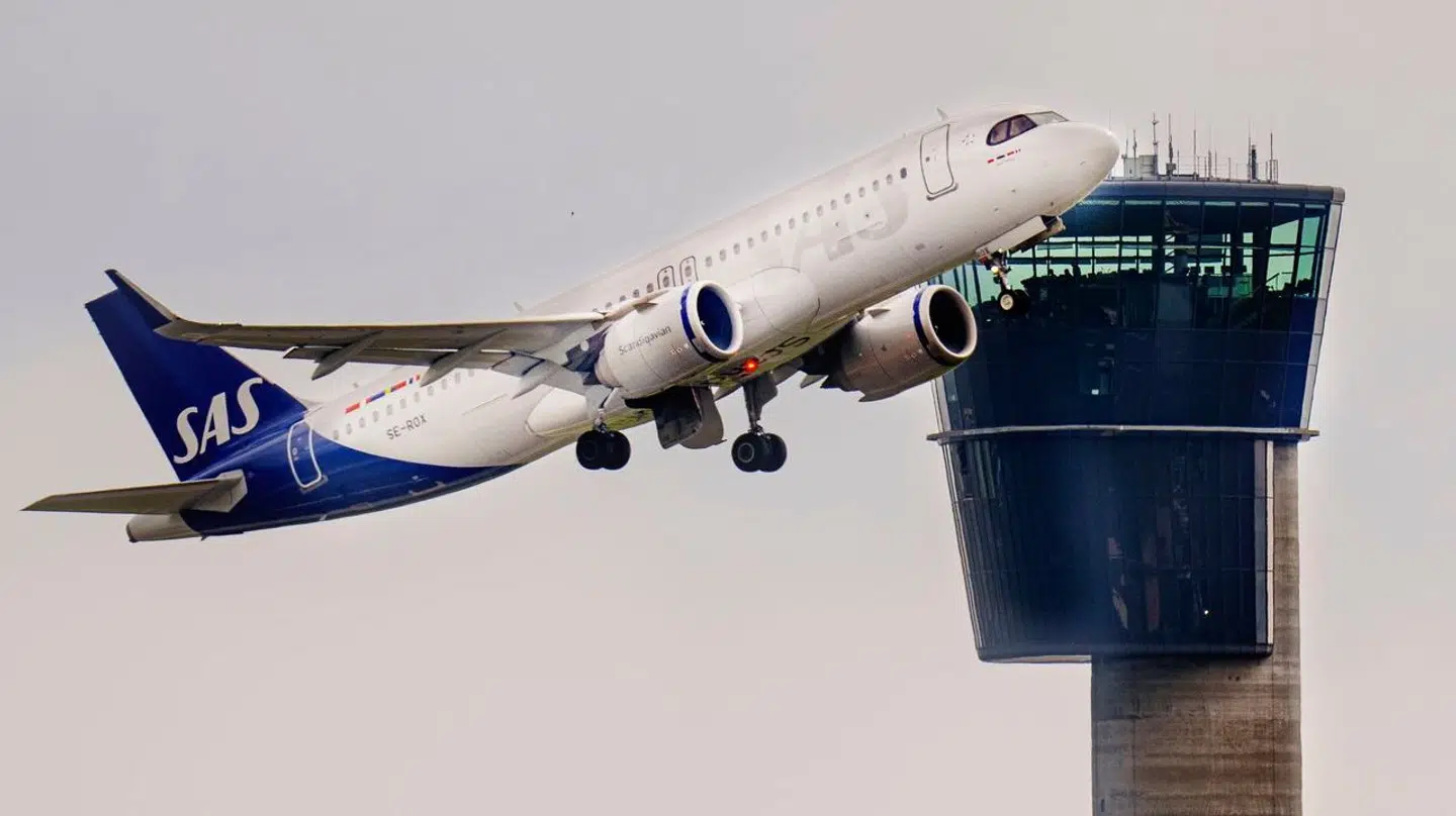 (ARKIV) Fly fra SAS flyver forbi kontroltårnet i Københavns Lufthavn.