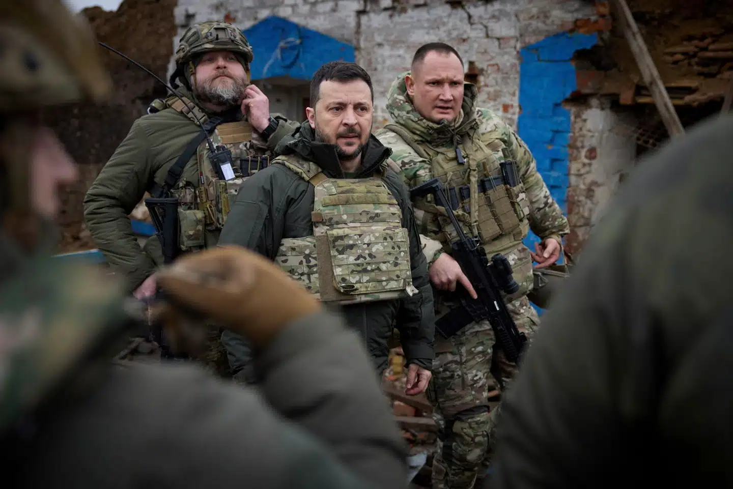 Den ukrainske præsident, Volodymyr Zelenskyj, besøgte søndag soldater ved frontlinjen Robotyne i det sydøstlige Ukraine og uddelt medaljer som tak for deres indsats.