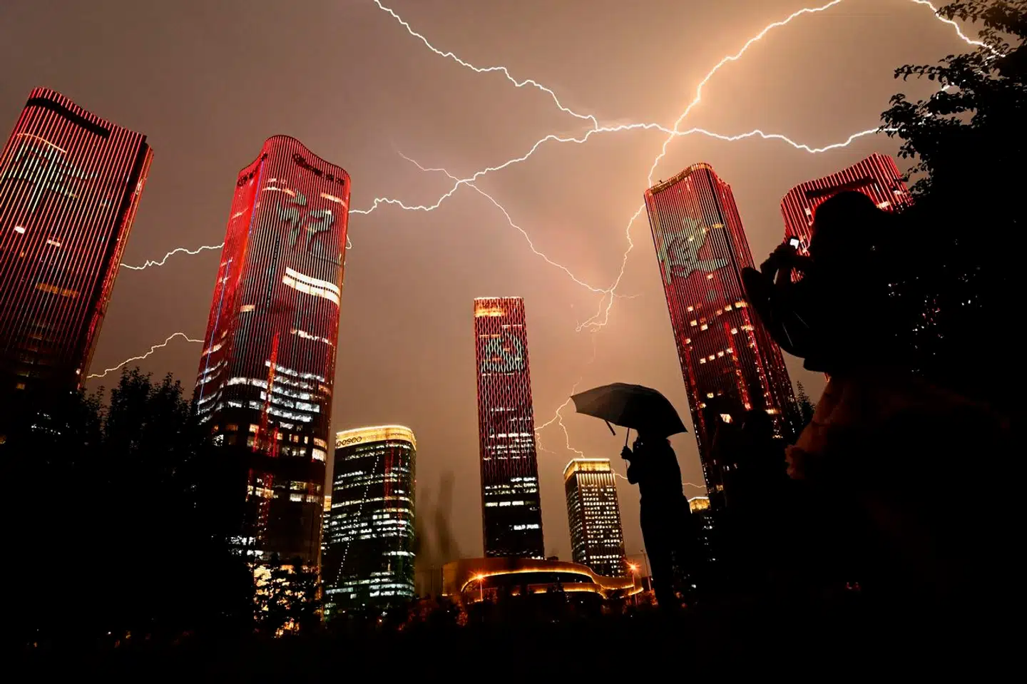 Under ledelse af Xi Jinping har Kina fulgt en kurs, der fører til større fokus på partipolitik og Kina selv frem for åbning mod omverdenen. Nu forbereder vestlige virksomheder et alternativ til Kina. Her ses Beijing i 2021. Et tordenvejr har ramt byen under 100-årsfejringen af kommunistpartiet.