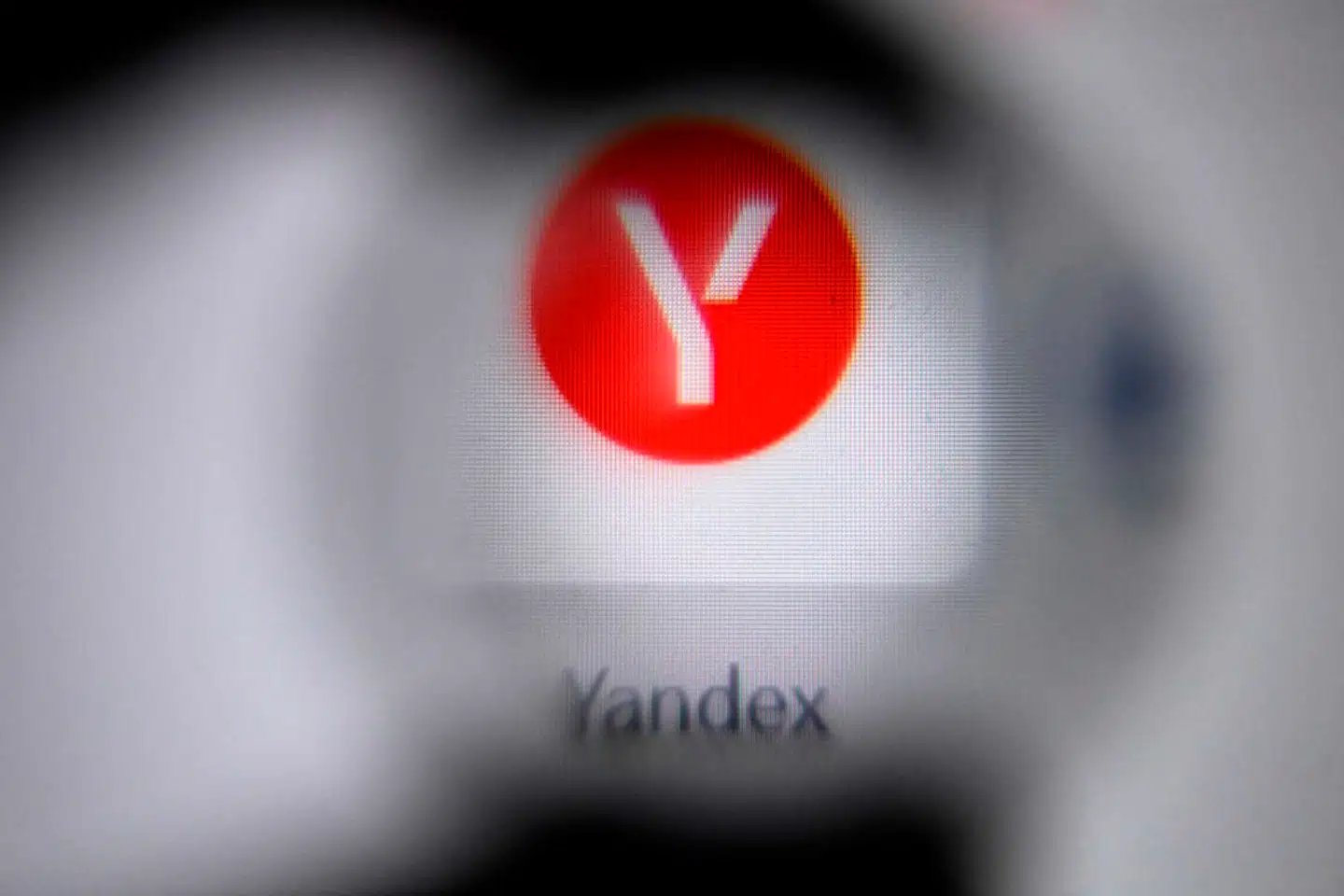 Yandex, som blev grundlagt i 1990erne, er kendt som Ruslands svar på Google uden i øvrigt at have nogen forbindelse til den amerikanske internetgigant. Nu kommer selskabet fuldt på russiske hænder.