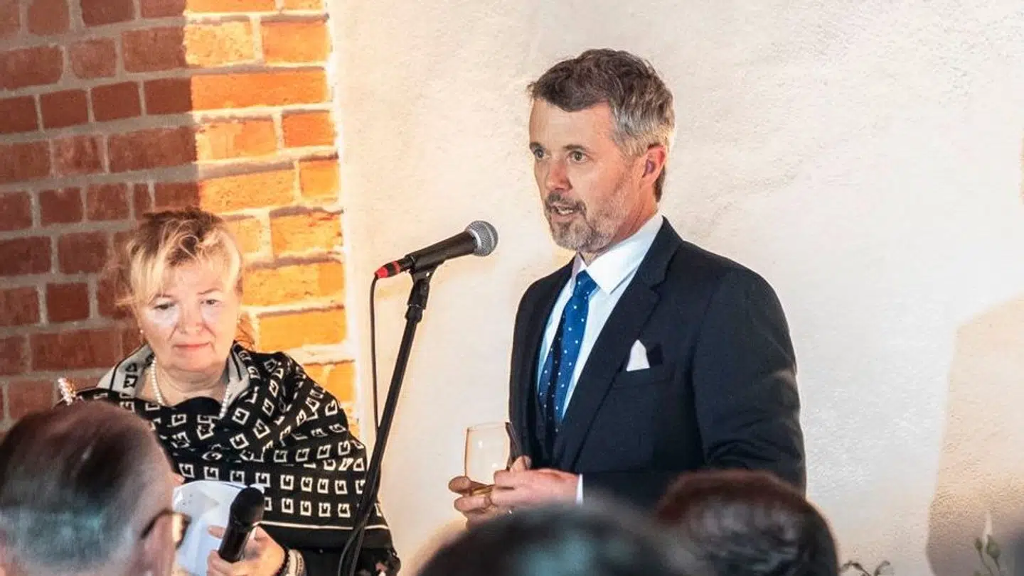 Kongen ses her i gang med den korteste tale i Polen, en toast.