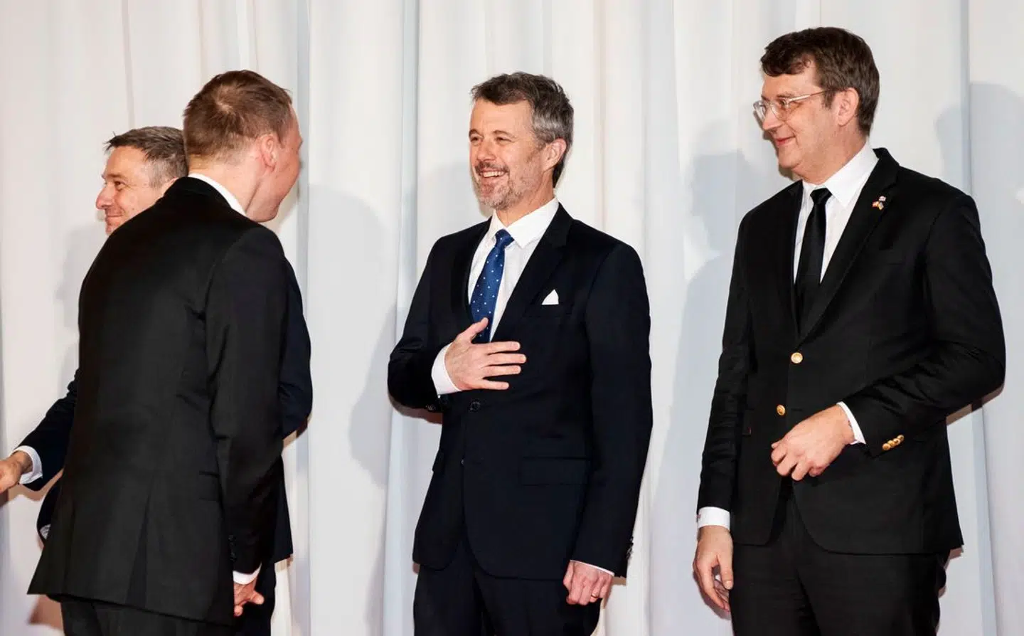 Kong Frederik har det klart bedst i de mere uformelle situationer.