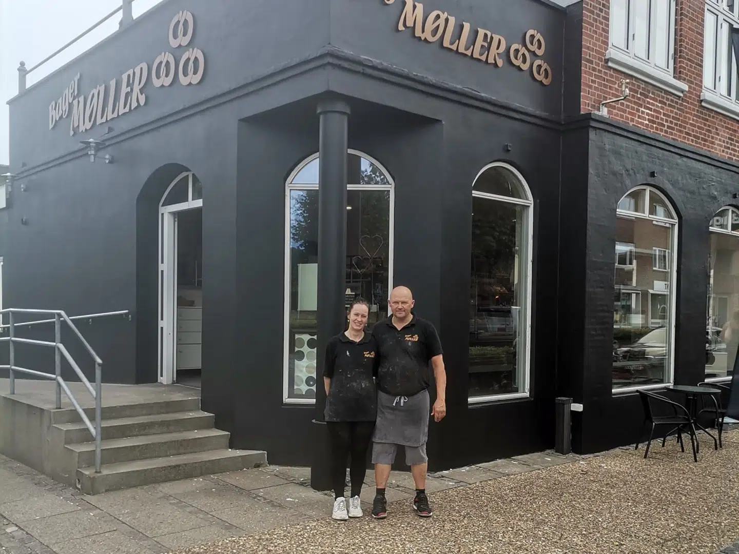 Benedikte og Allan Møller foran deres bageri i Skjern.