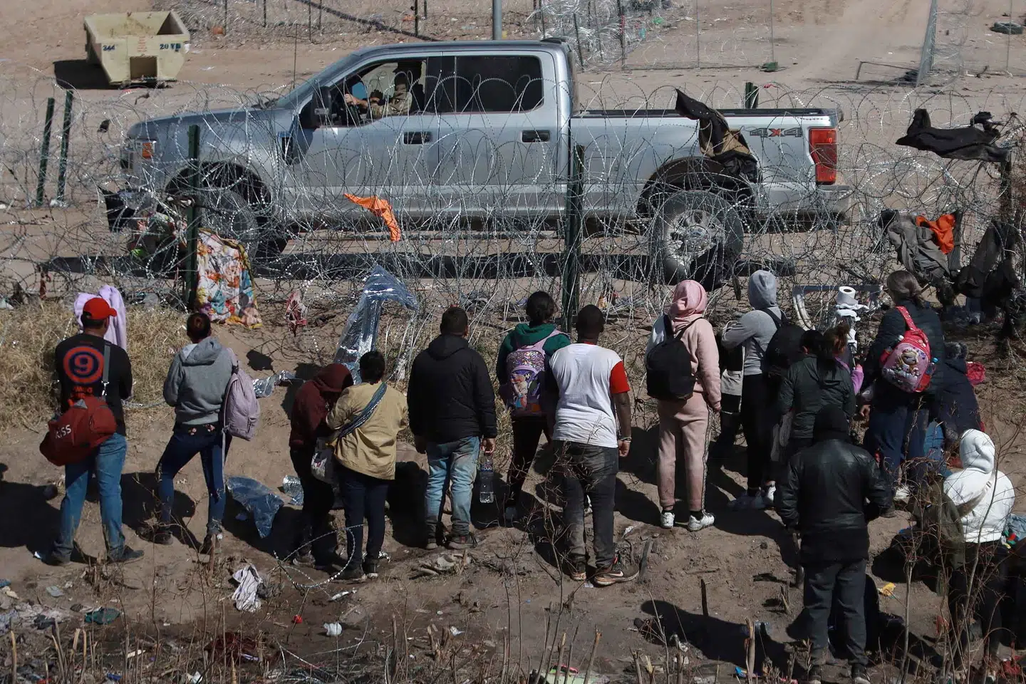 Gruppe af migranter stoppet ved grænsen mellem Mexico og USA i Juárez. Foto: Luis Torres, EPA / Scanpix