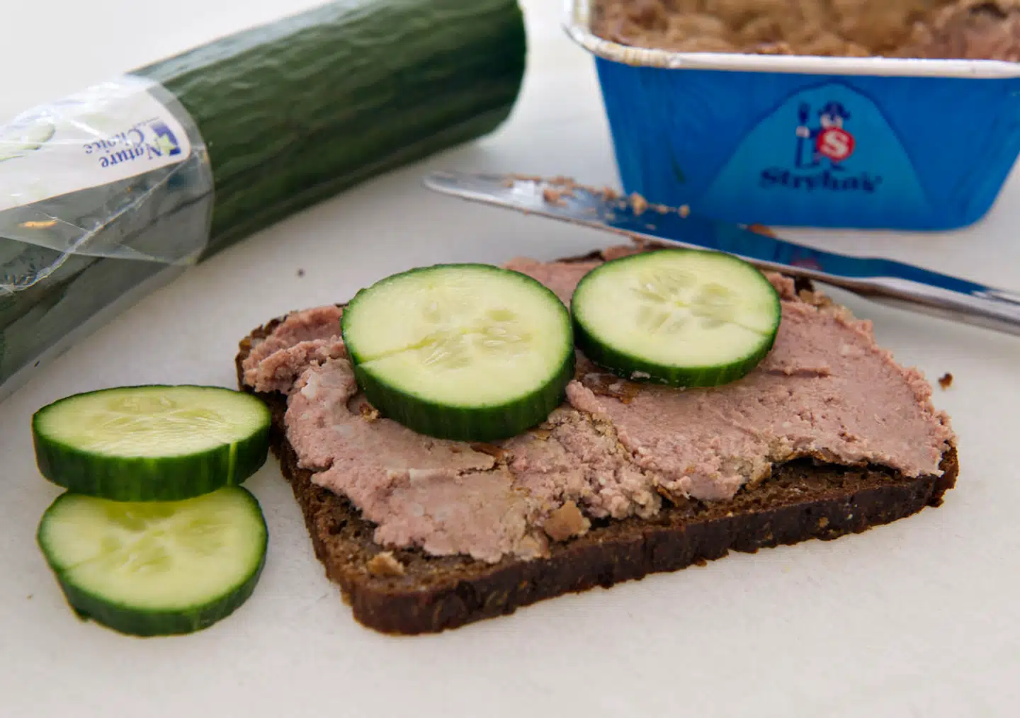 Den allestedsnærværende velfærdsstat har allerede på mange områder udhulet familiernes rolle og ansvar, og skolemad skal ikke være et ansvar for staten, skriver Ole P. Kristensen i denne leder.