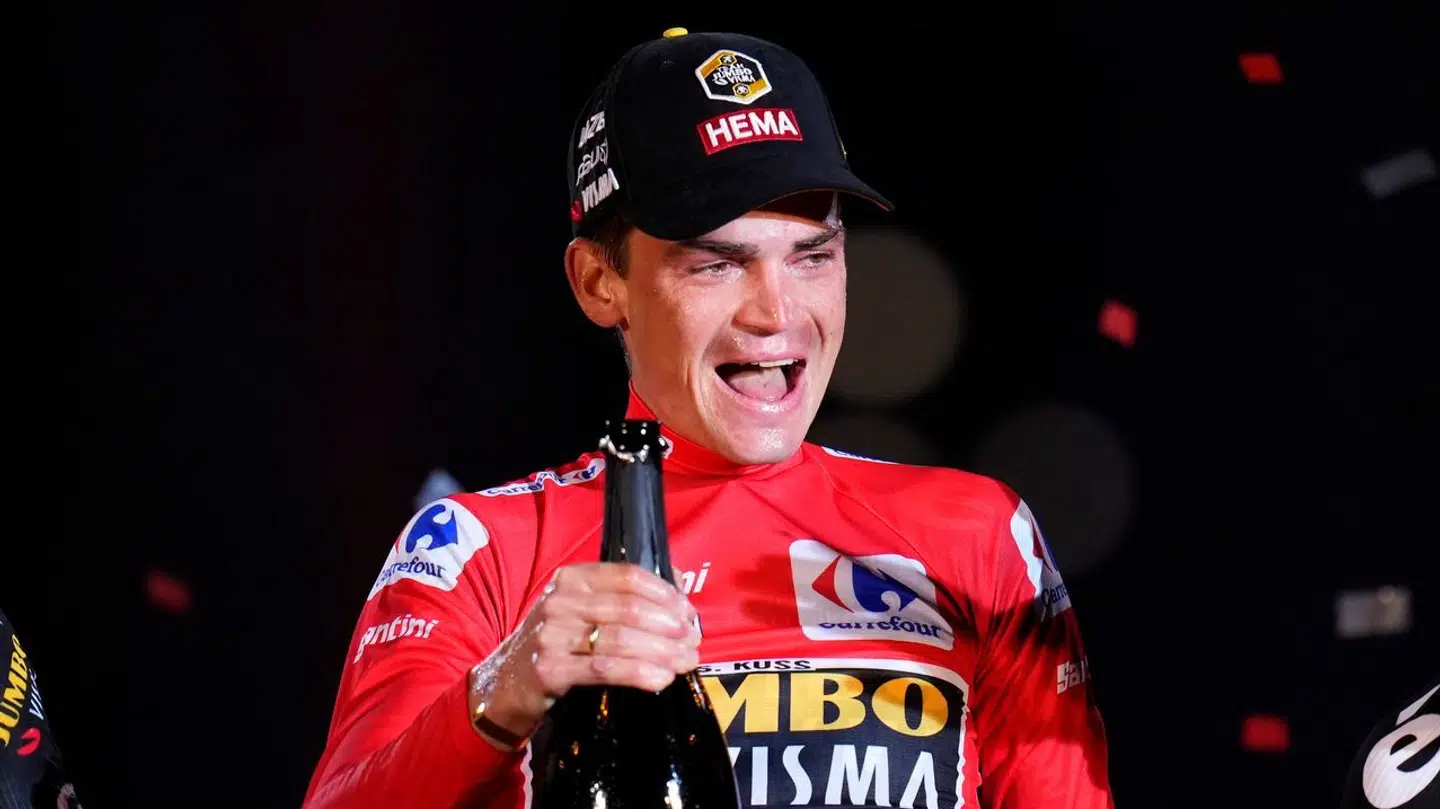 Sepp Kuss fejrer sin Vuelta-sejr.