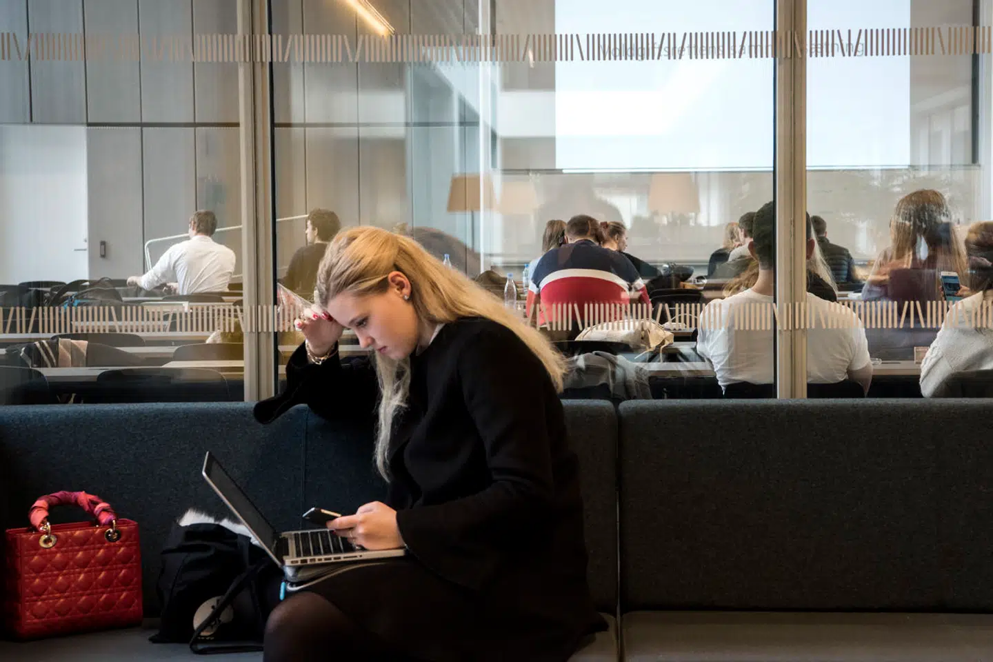 Vi går på universitet for at lære, og derfor giver det kun mening, at vi får et lærerigt udbytte af alt, vi afleverer, mener Karl Emil Rommenhöller Petersen og Mathias Krogh.