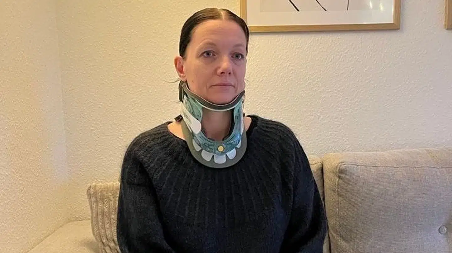 Christine Kjærgaard bærer næsten altid sin nakkekrave. Både for at støtte nakkehvirvlerne – men også i frygt for, at hun laver et forkert vrid, der kan forværre hendes tilstand yderligere.