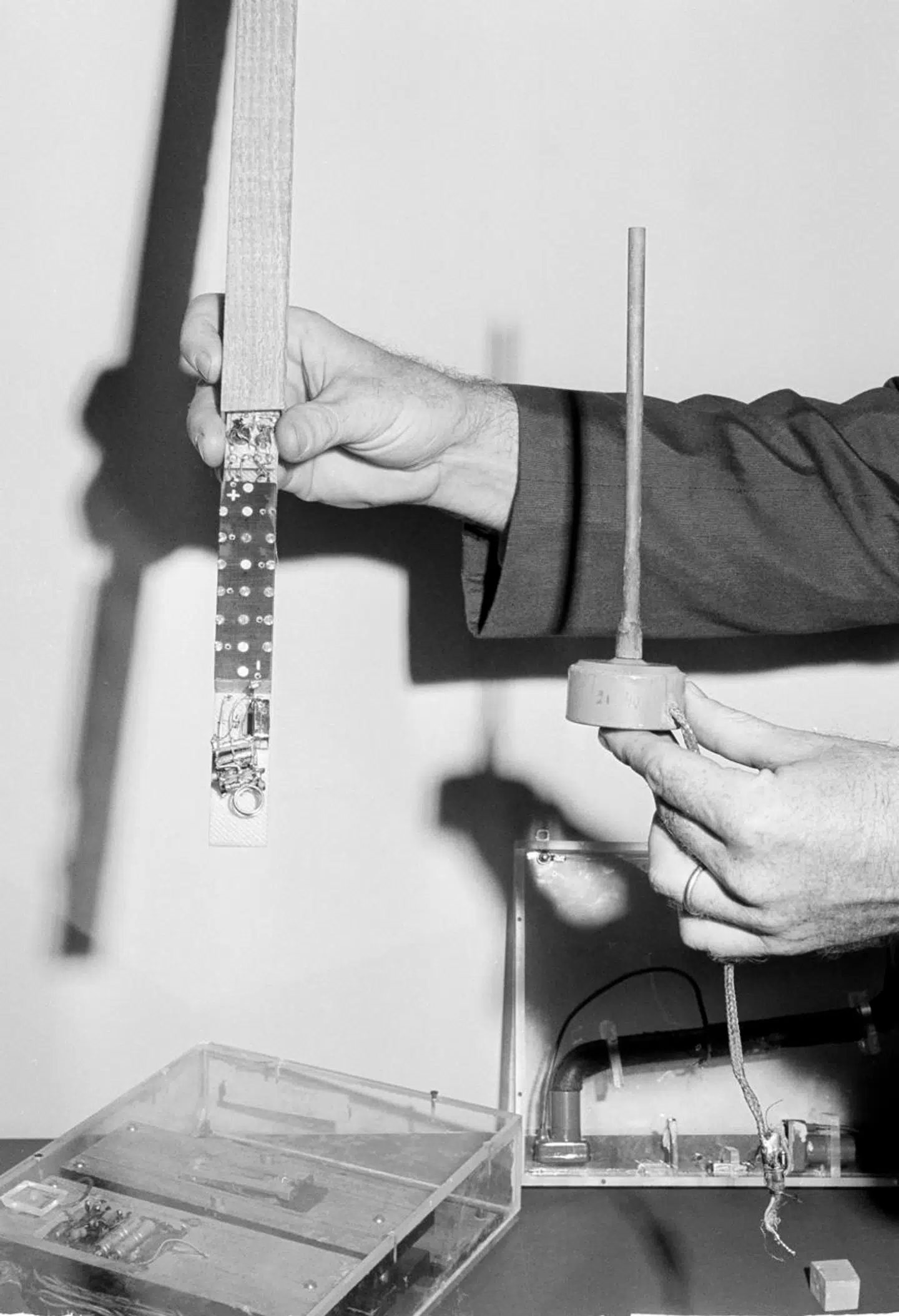 Sovjets efterretningstjenester havde travlt med at aflytte fjendtlige landes ambassader i Moskva. På billedet ses en ud af flere end 40 mikrofoner, som USA fandt på sin ambassade i Moskva i 1964.