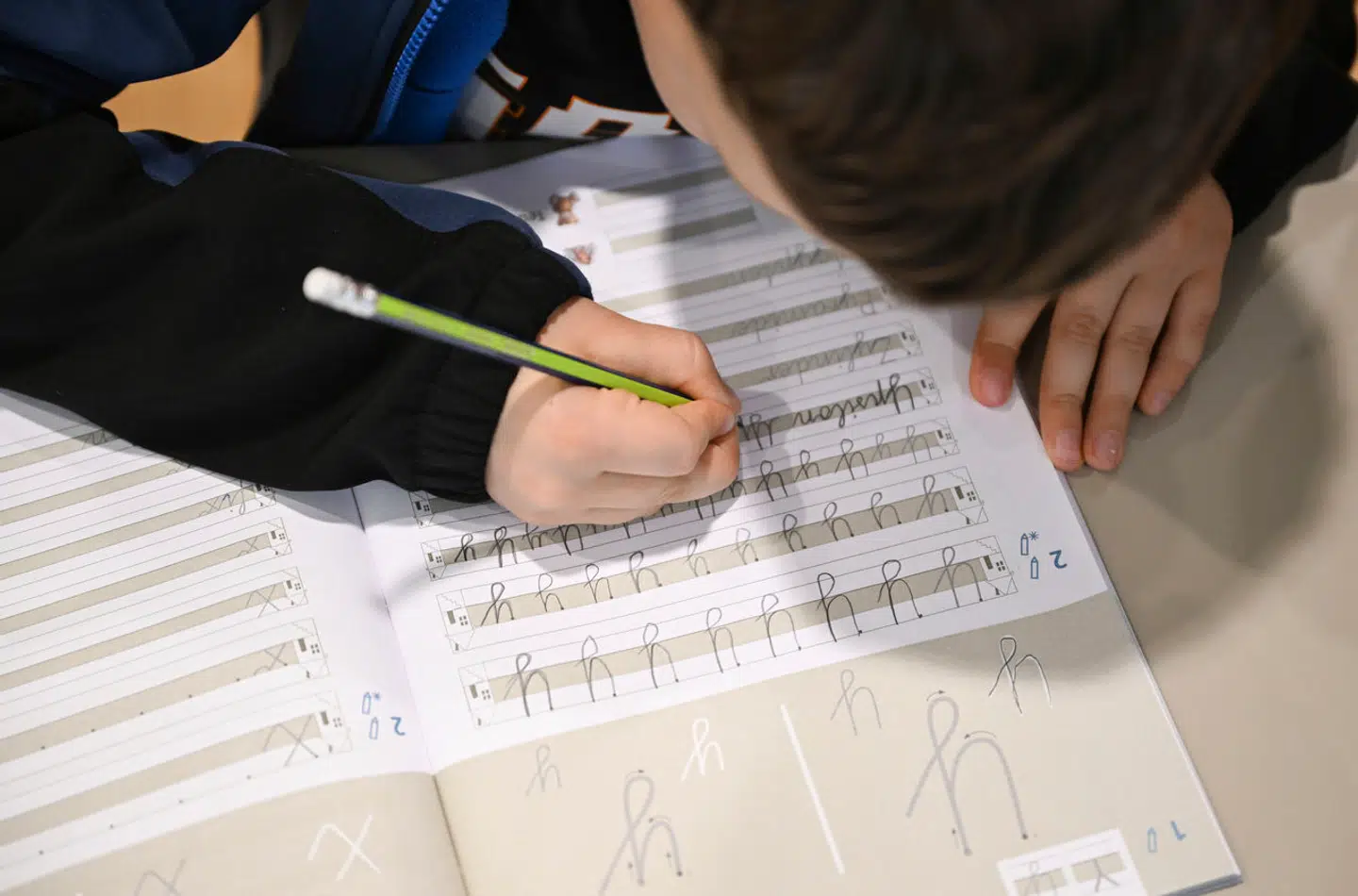 I studiet indgik knap 40 studerende, der alle havde 256 små sensorer placeret på hovedet.