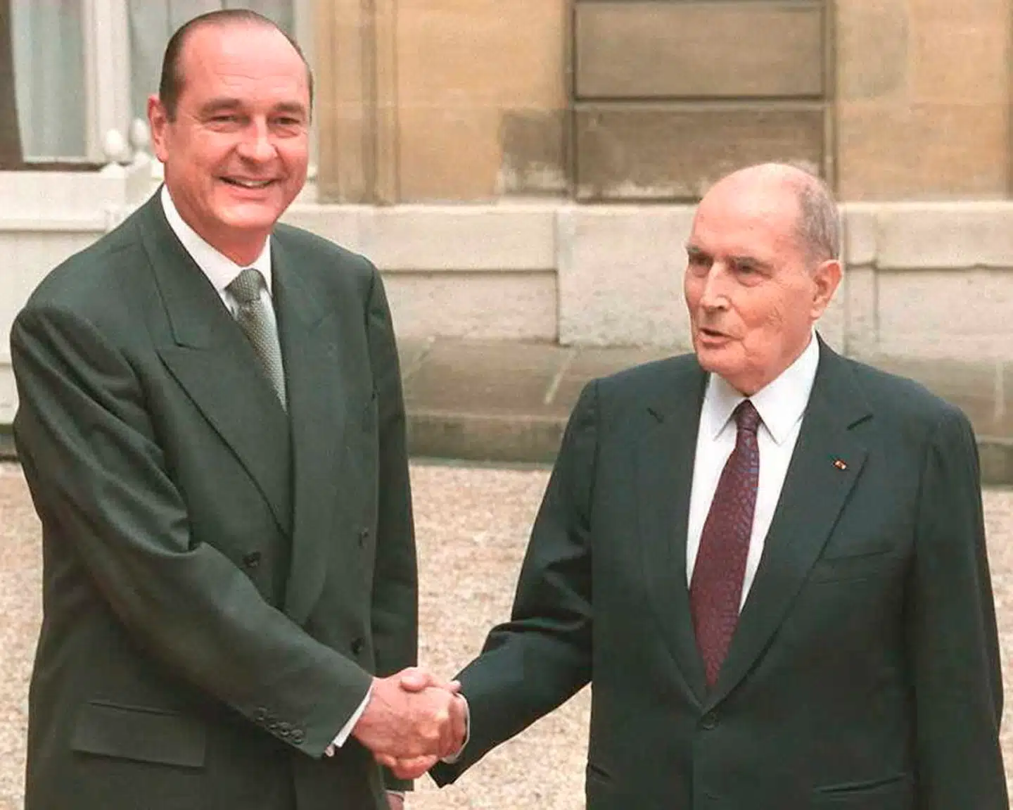 Socialisten François Mitterrand (til højre) var præsident fra 1981-1995, hvilket gør ham til den længst siddende franske præsident nogensinde. Han blev efterfulgt af Jacques Chirac (til venstre). Mitterrand døde af prostatakræft i januar 1996.