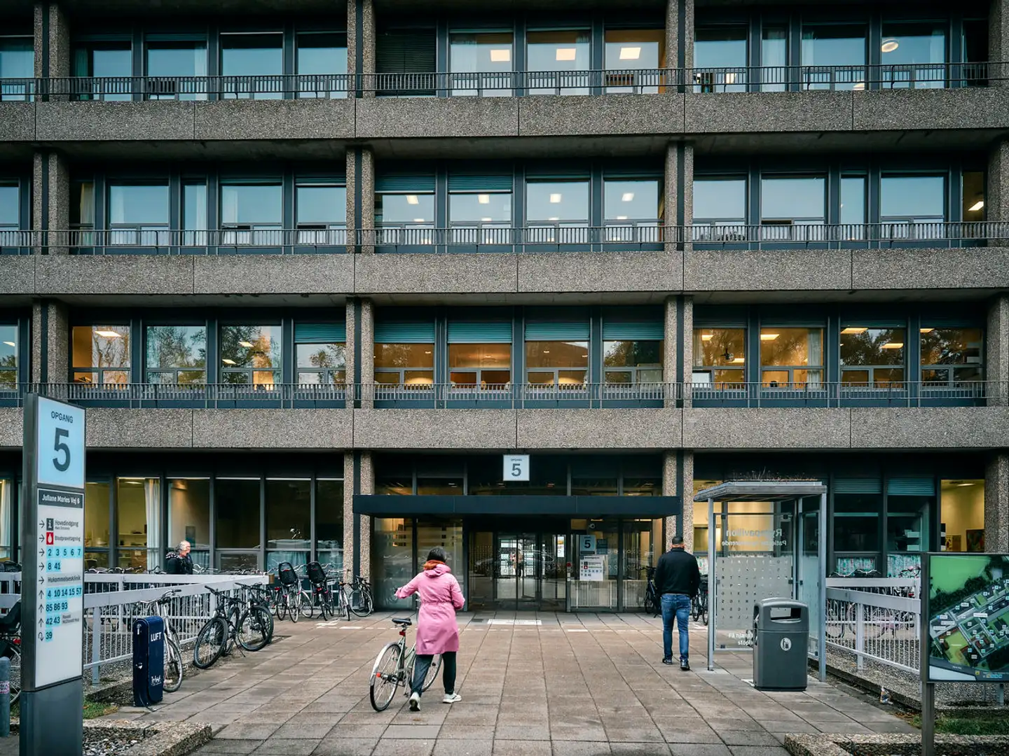 Bag dørene til opgang fem på Rigshospitalet er både kræftsyge børn, voksne med leukæmi, transplanterede patienter og barslende kvinder. Alle fire grupper skal ifølge Sundhedsstyrelsen undgå at opholde sig i nærheden af skimmelsvampe. Alligevel har en »husstamme« af skimmelsvampen Aspergillus flavus fra 2018 og frem inficeret flere patienter på hospitalet.