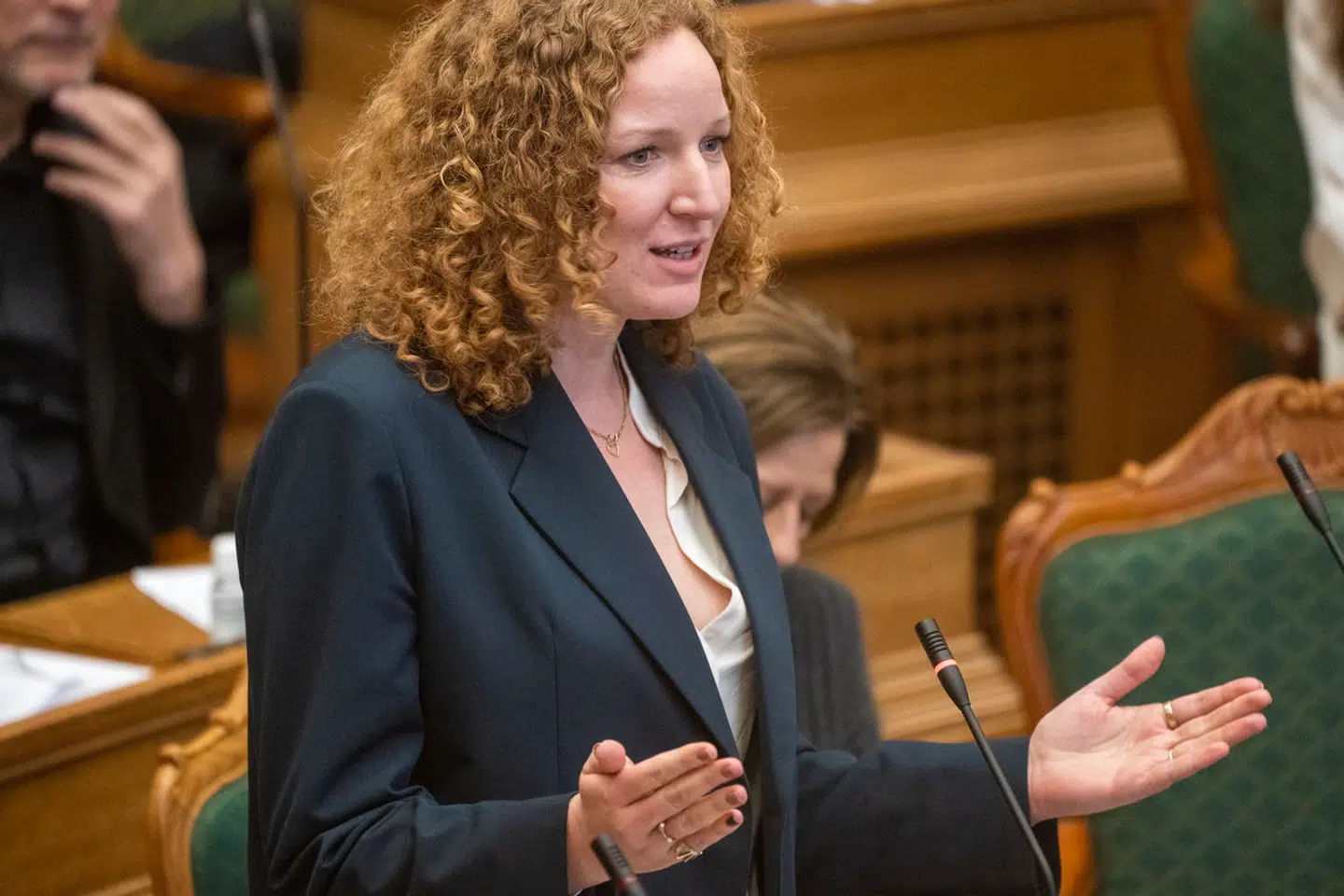 Rosa Lund (EL) langer nu ud efter formuleringen på klistermærkerne.