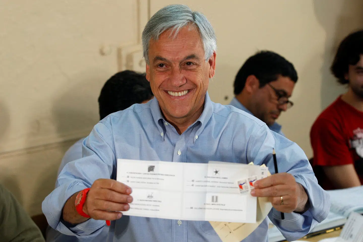 Sebastián Piñera viser sin stemmeseddel frem ved valget i 2009, som var det første præsidentvalg, den konservative politiker vandt i Chile. Tirsdag blev han dræbt i et helikopterstyrt. (Arkivfoto)
