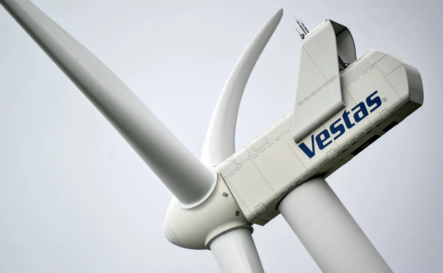 (ARKIV) Vestas vindmølle med logo på nacellen nær Brønderslev, tirsdag den 30. marts 2021. Vindmølleproducenten Vestas får et underskud i andet kvartal på godt 857 millioner kroner, viser regnskab. Det er omtrent samme niveau som andet kvartal i 2022. Det skriver Ritzau, onsdag den 9. august 2023.. (Foto: Henning Bagger/Ritzau Scanpix)