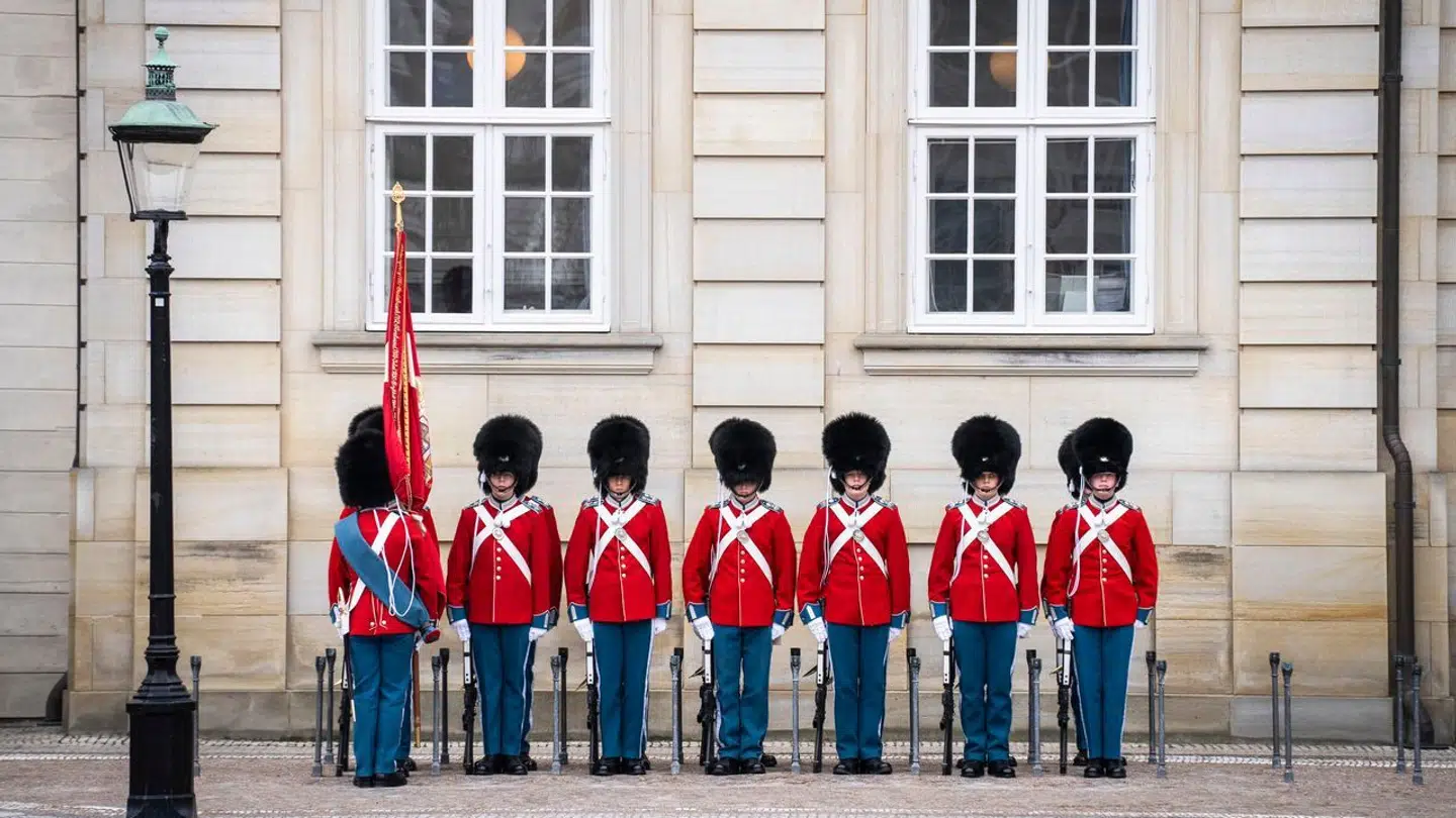 En seniorsergent har været hjemsendt de sidste mange år på grund af tiltalte i flere forhold.